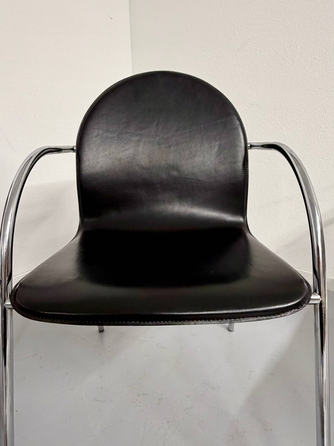 Lot 6 chaises en cuir noir et pied tubulaire design italien année 70