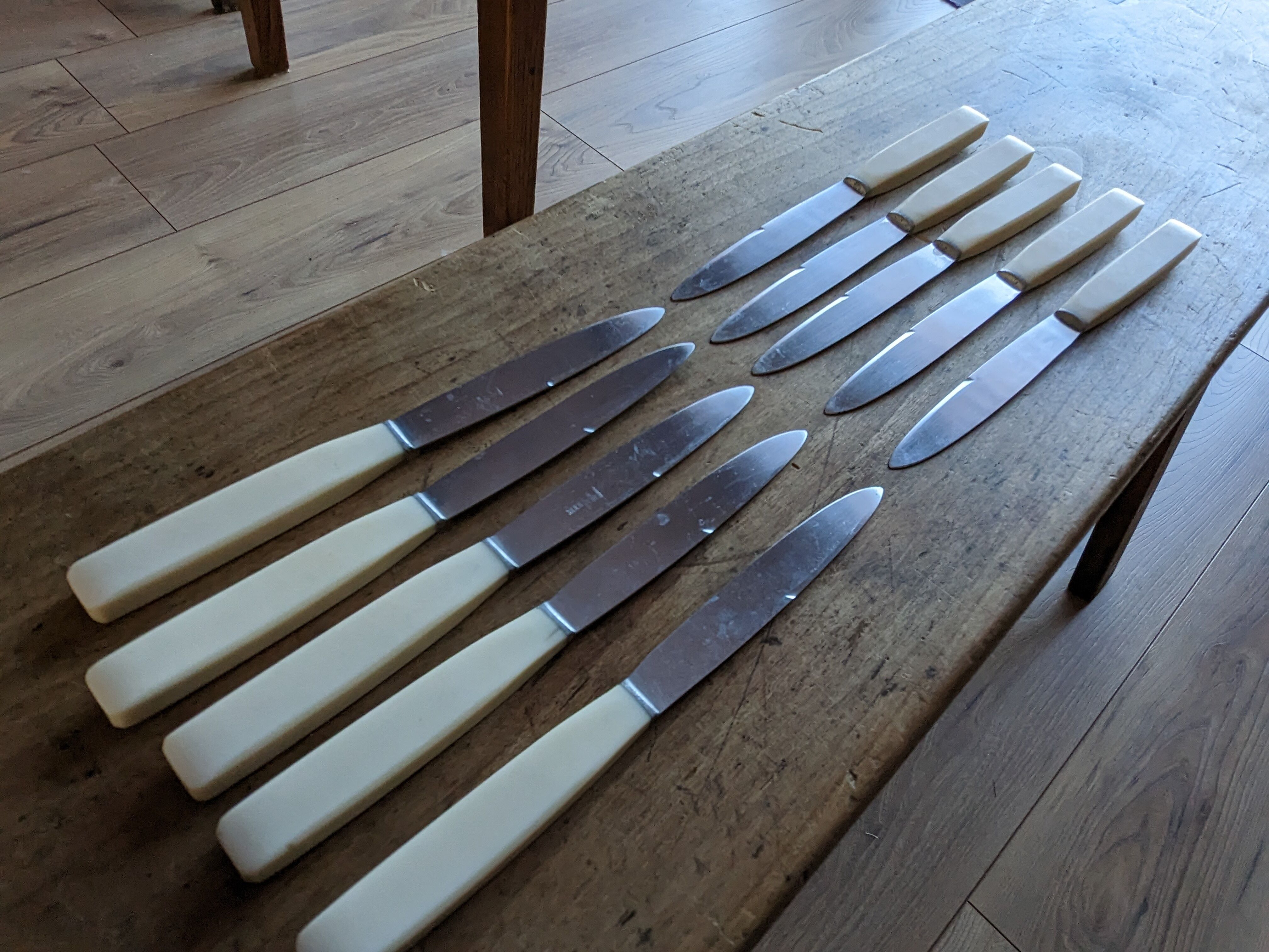 Set of 10 vintage stainless steel and bakelite table knives