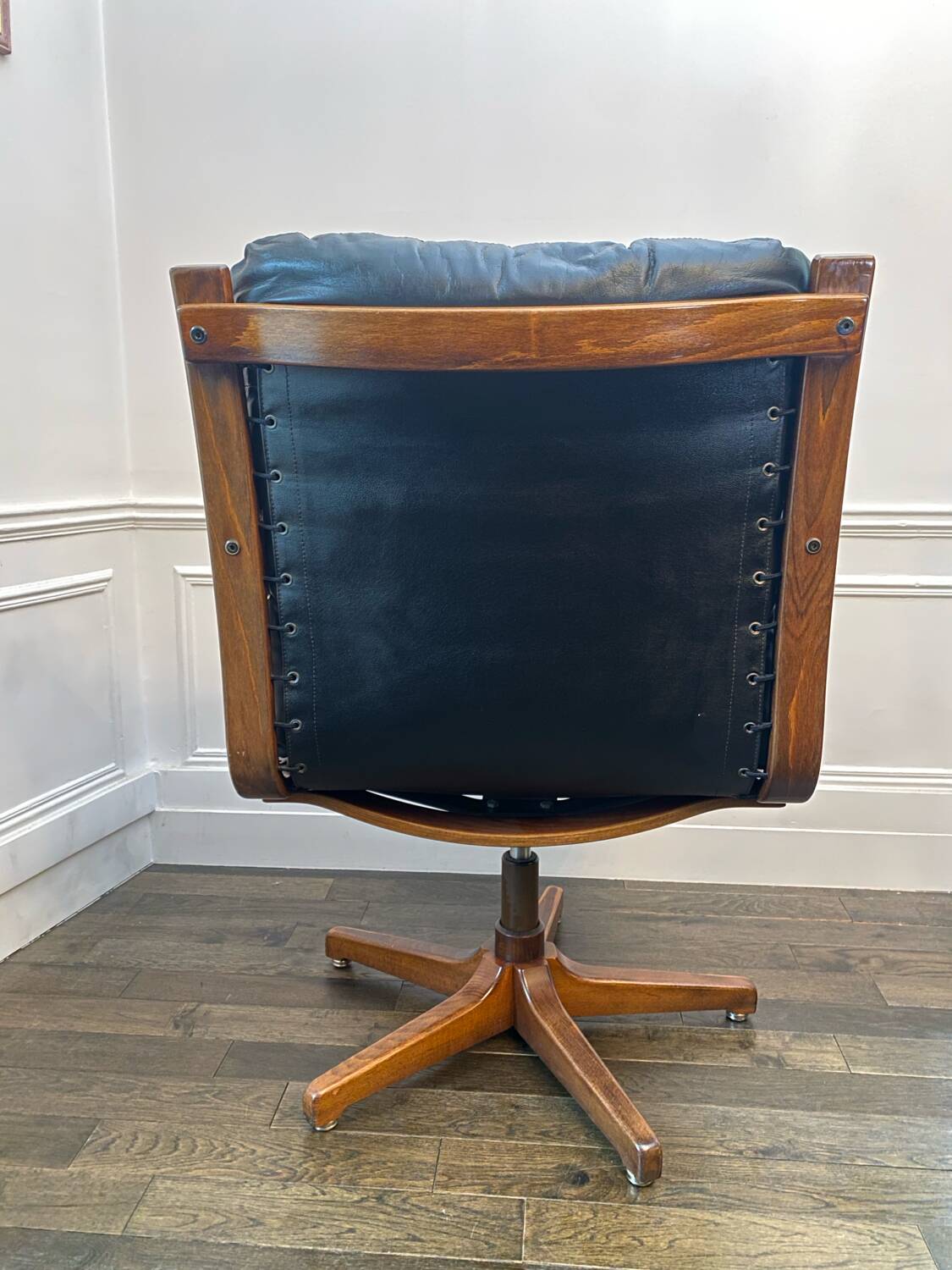 Fauteuil de bureau avec accoudoirs design vintage - Executive chair pivotant en cuir noir italien par Co.Fe.Mo années 80