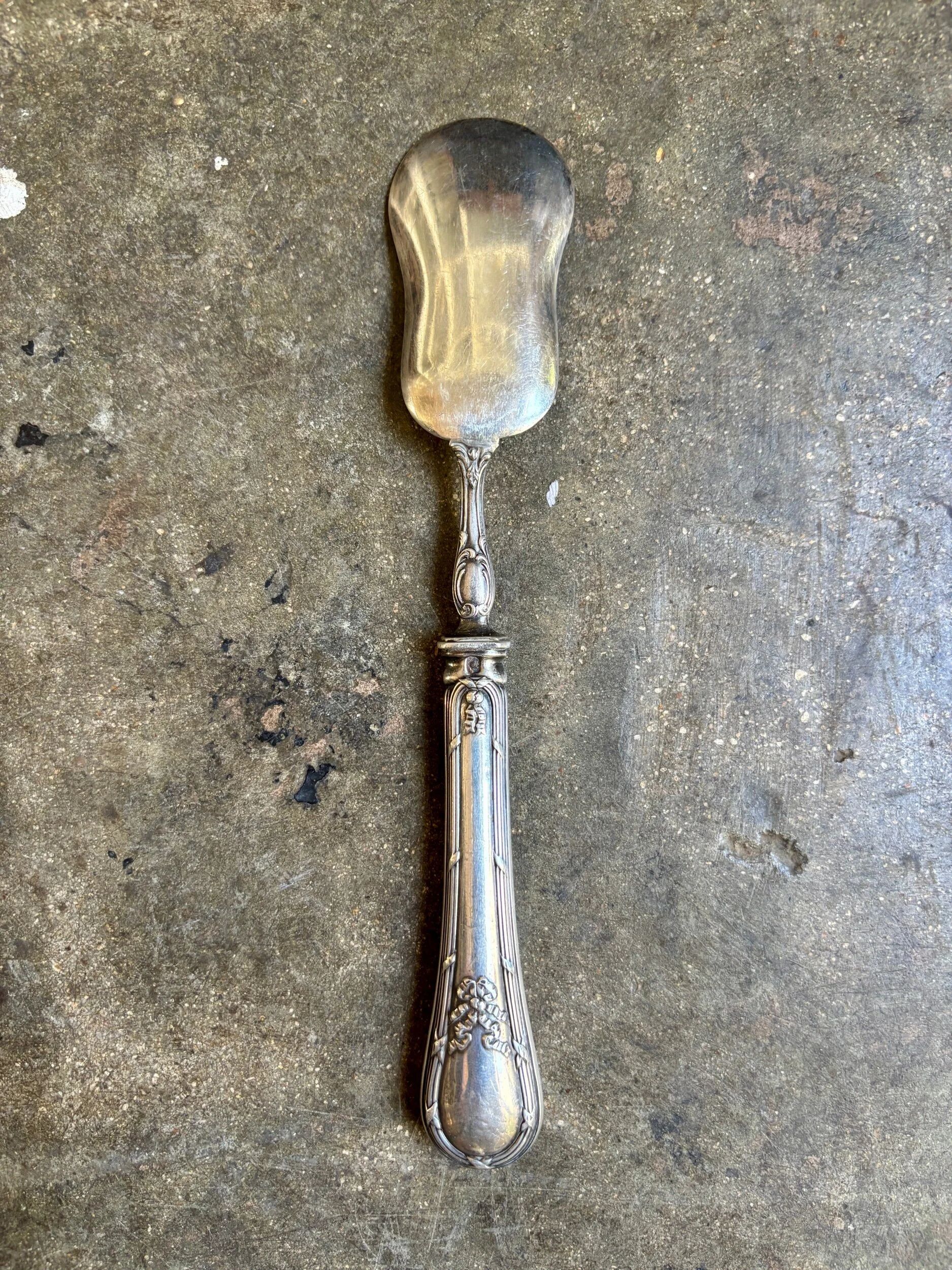 Pelle à mignardise Perrin, couvert de service en argent chiffré "DL"