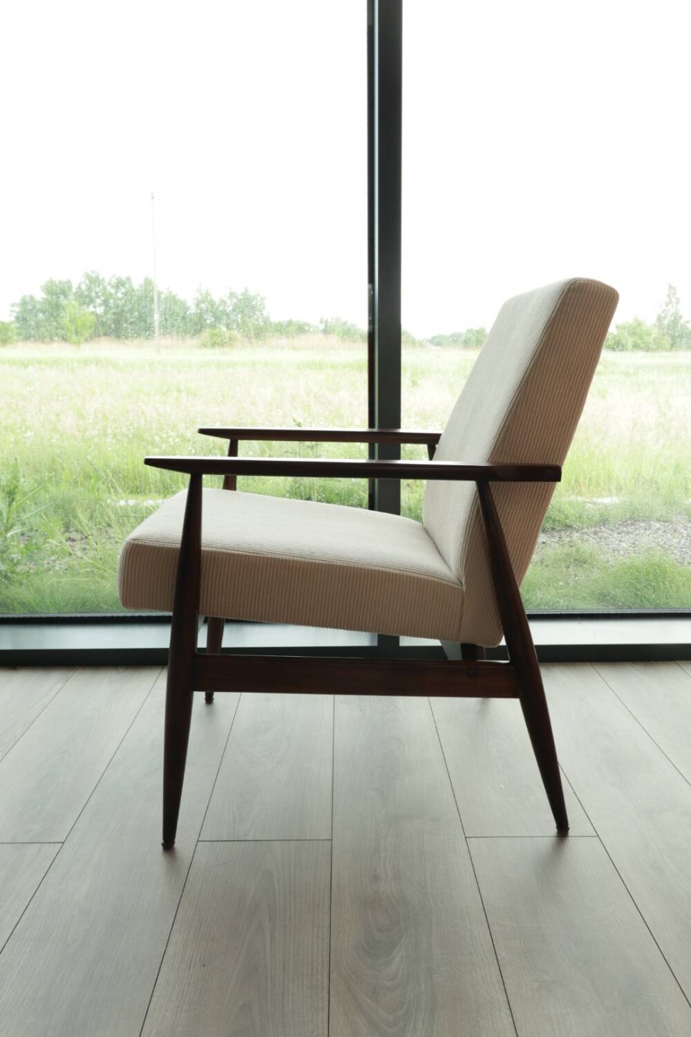 Fauteuil scandinave classique en velours côtelé beige, bois de noyer