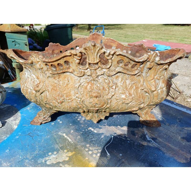 Pair of cast iron planters from 1900 from Charleville-Mézières, rocaille style