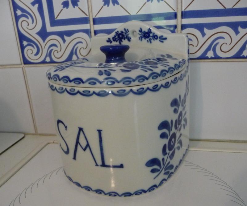 Ceramic salt pot