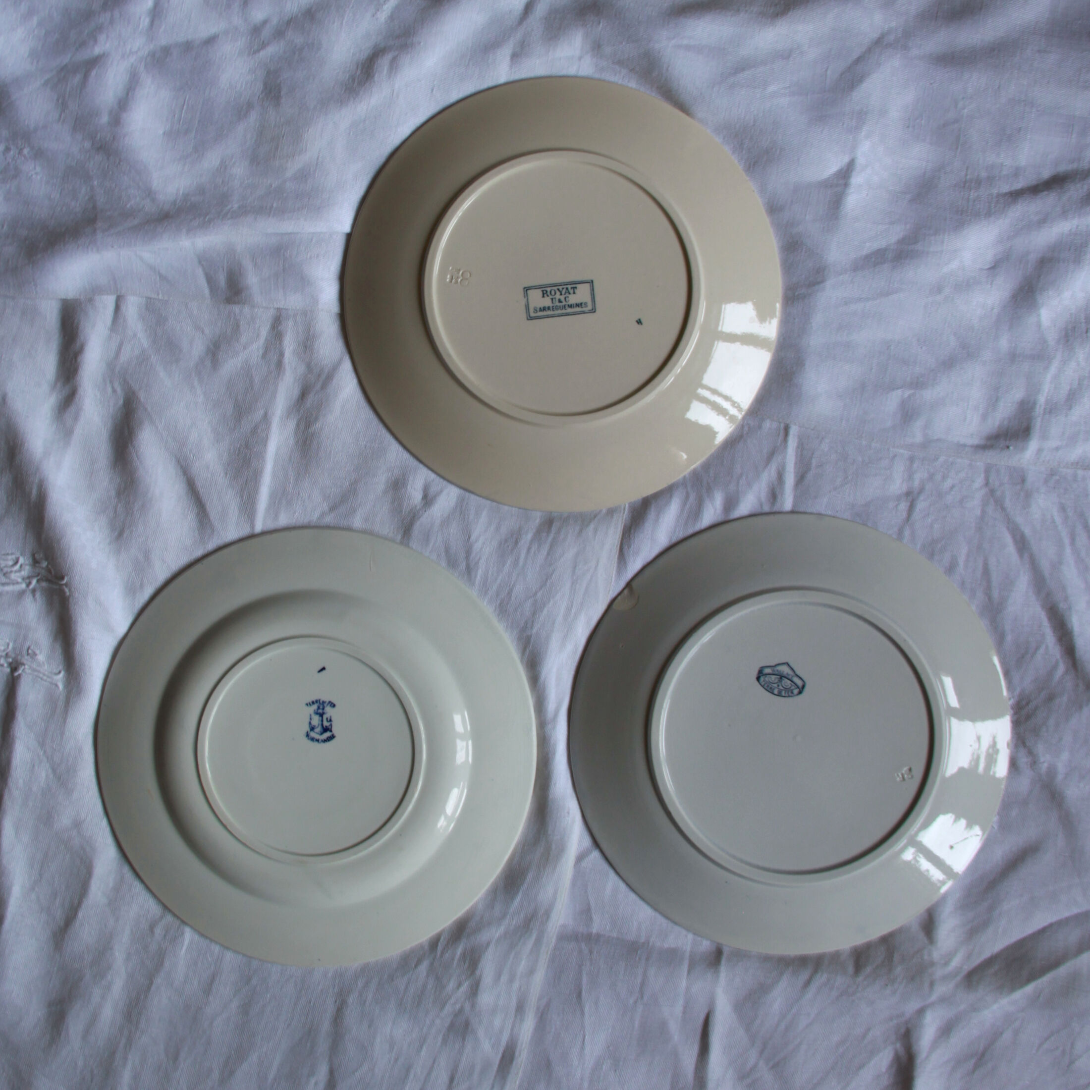Set of 6 mismatched iron earth plates Sarreguemines Gien Royat Germaine Vichy
