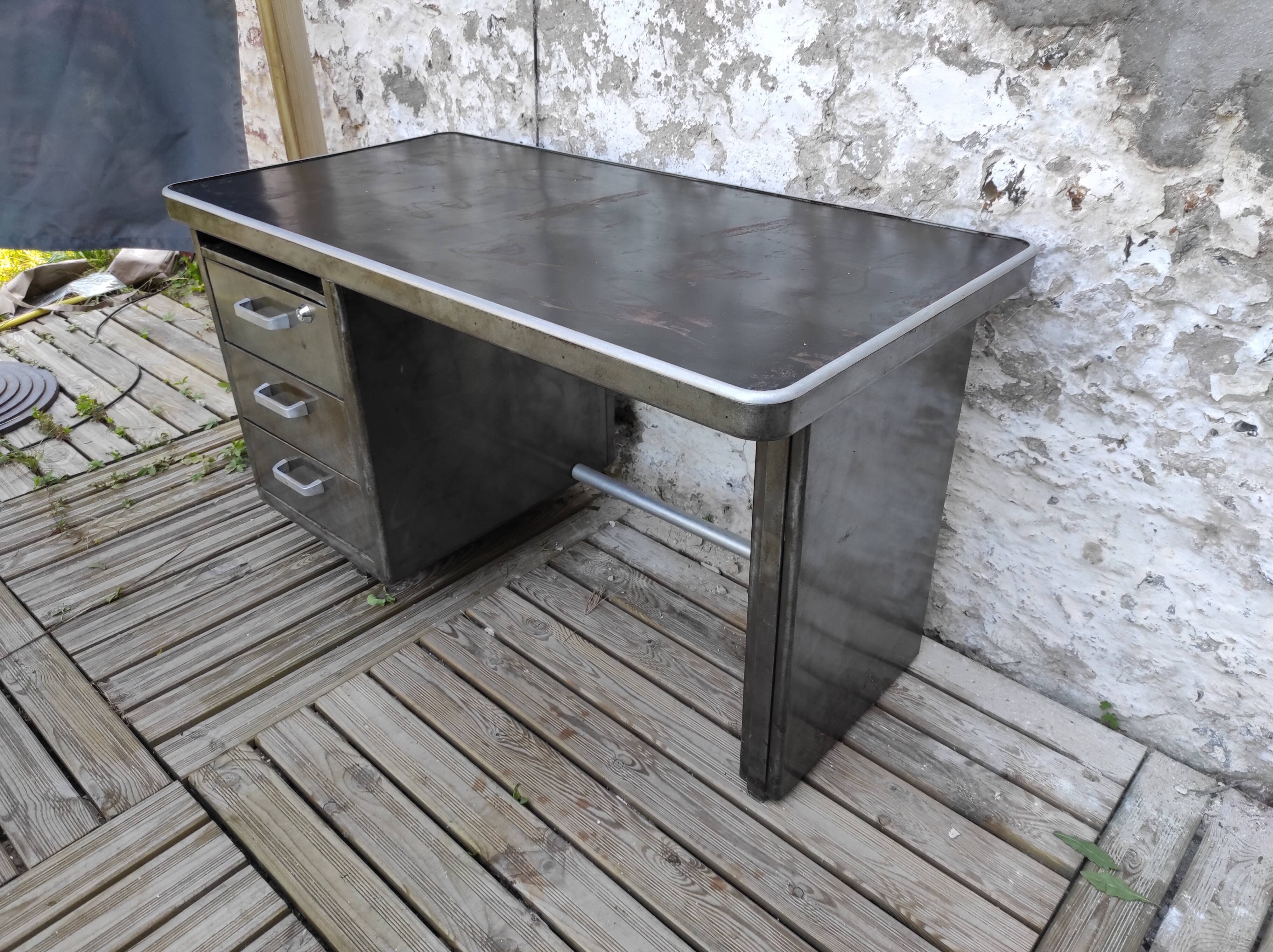 Strafor desk in brushed metal