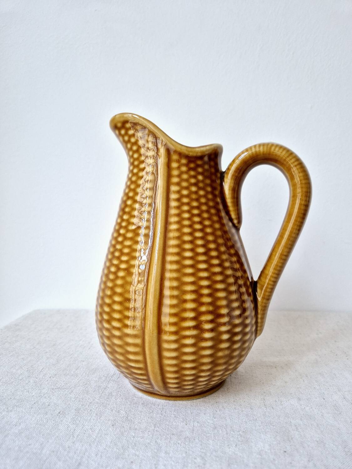 Ceramic "corn grain" pitcher in slip - Vintage