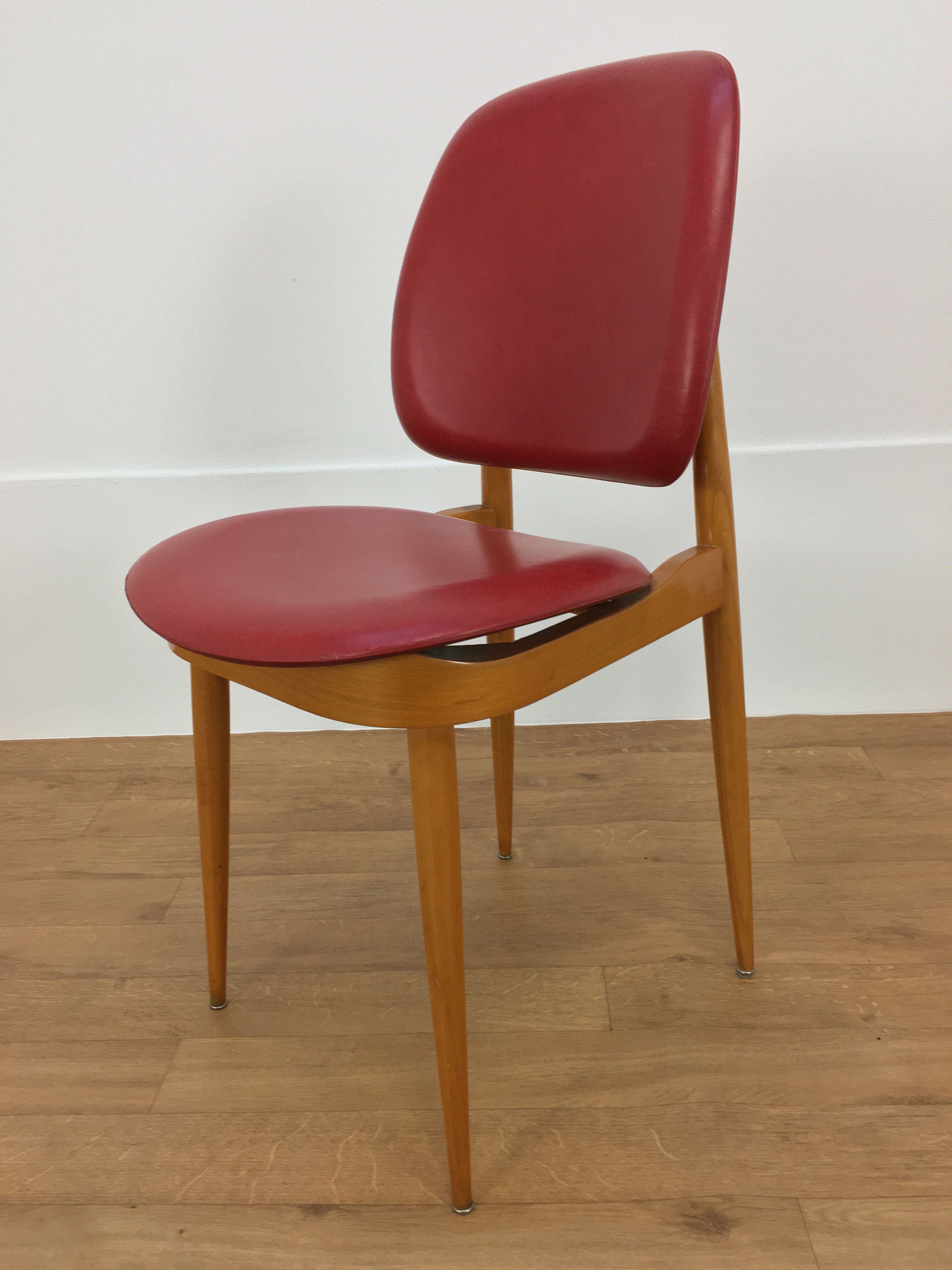 Bureau et chaise Baumann Pégase rouges, pieds compas