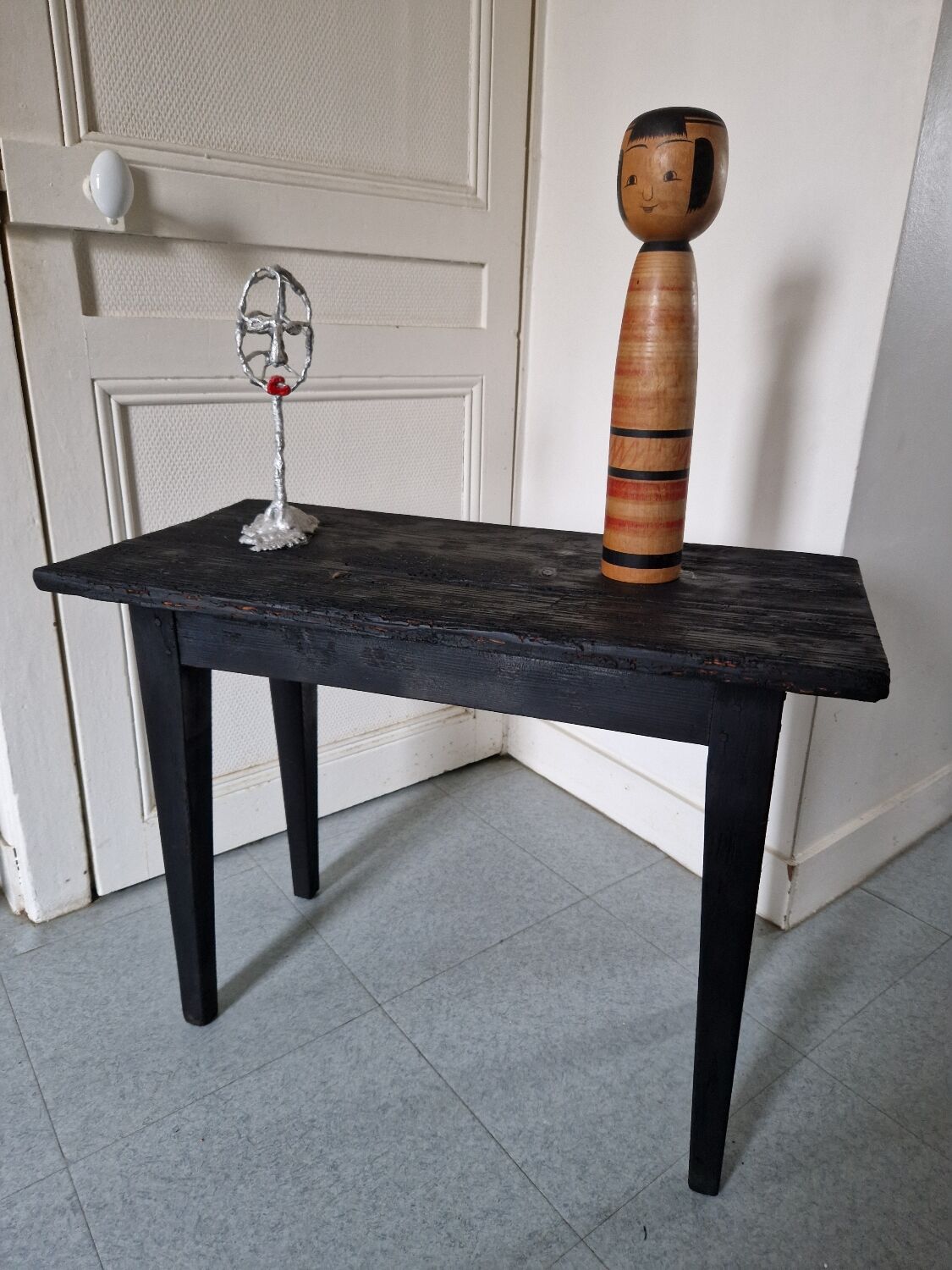 Table basse en bois brûlé