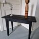 Table basse en bois brûlé