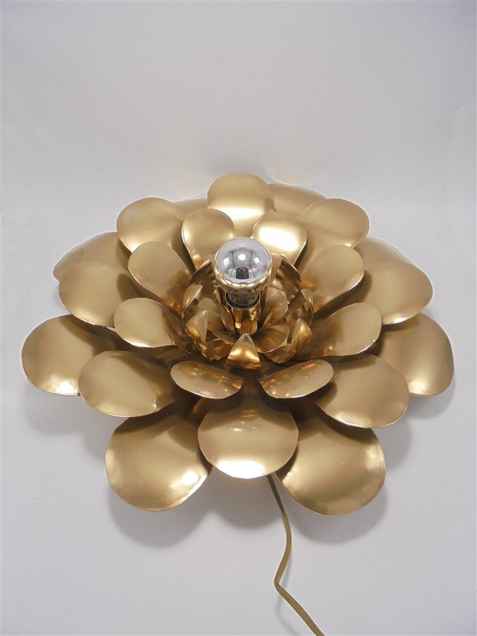 Flower-shaped wall lamp