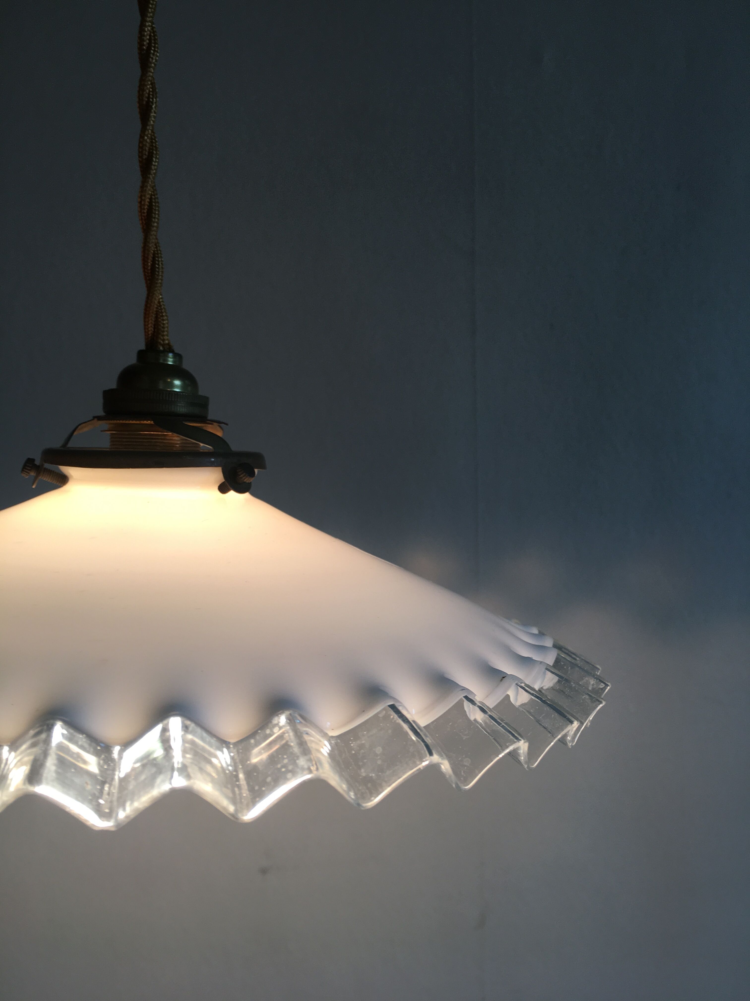 Suspension in serrated white opaline