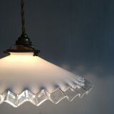 Suspension in serrated white opaline