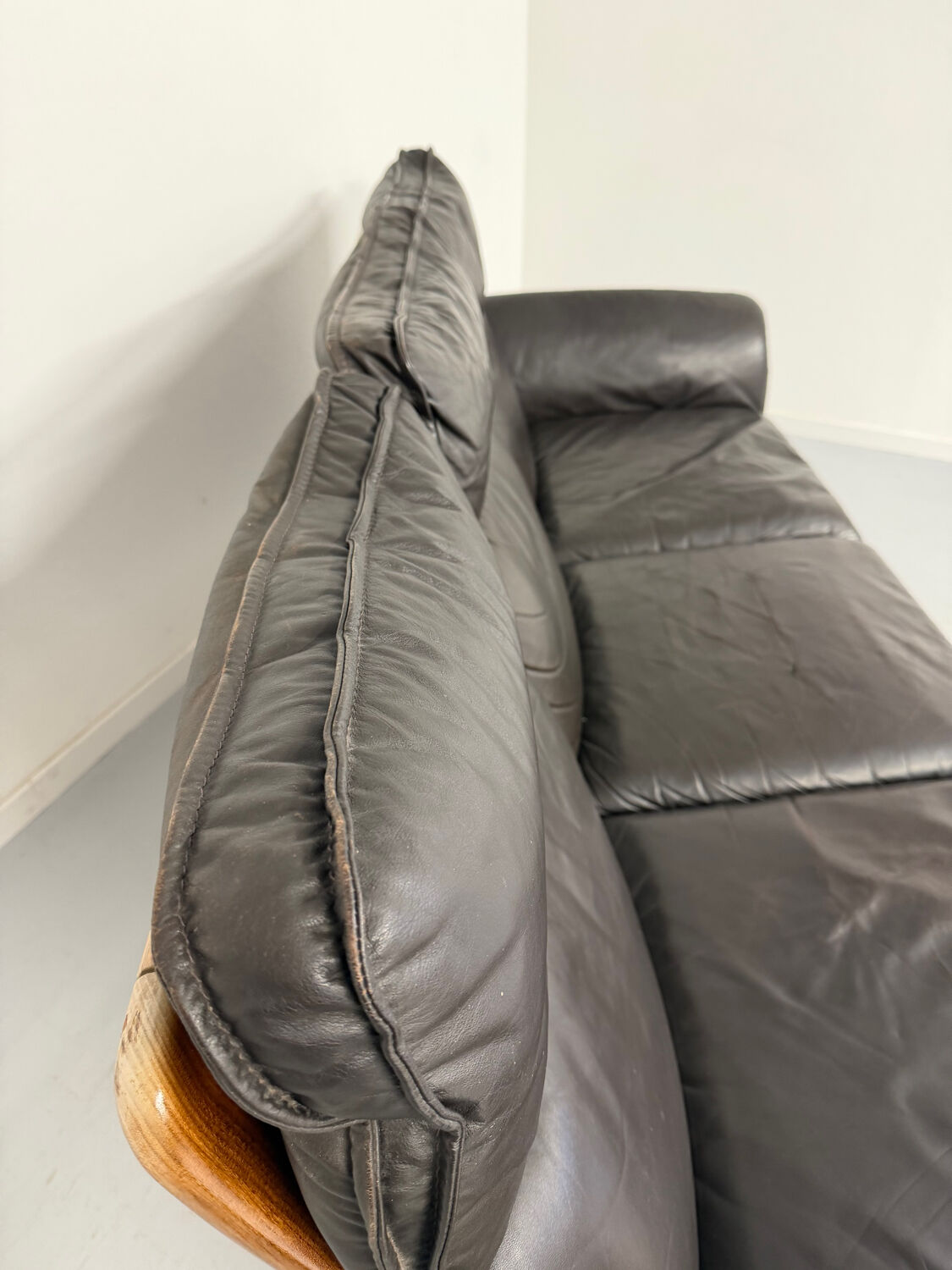 Vintage black leather Dreipunkt Scala design 3-seater sofa in teak.