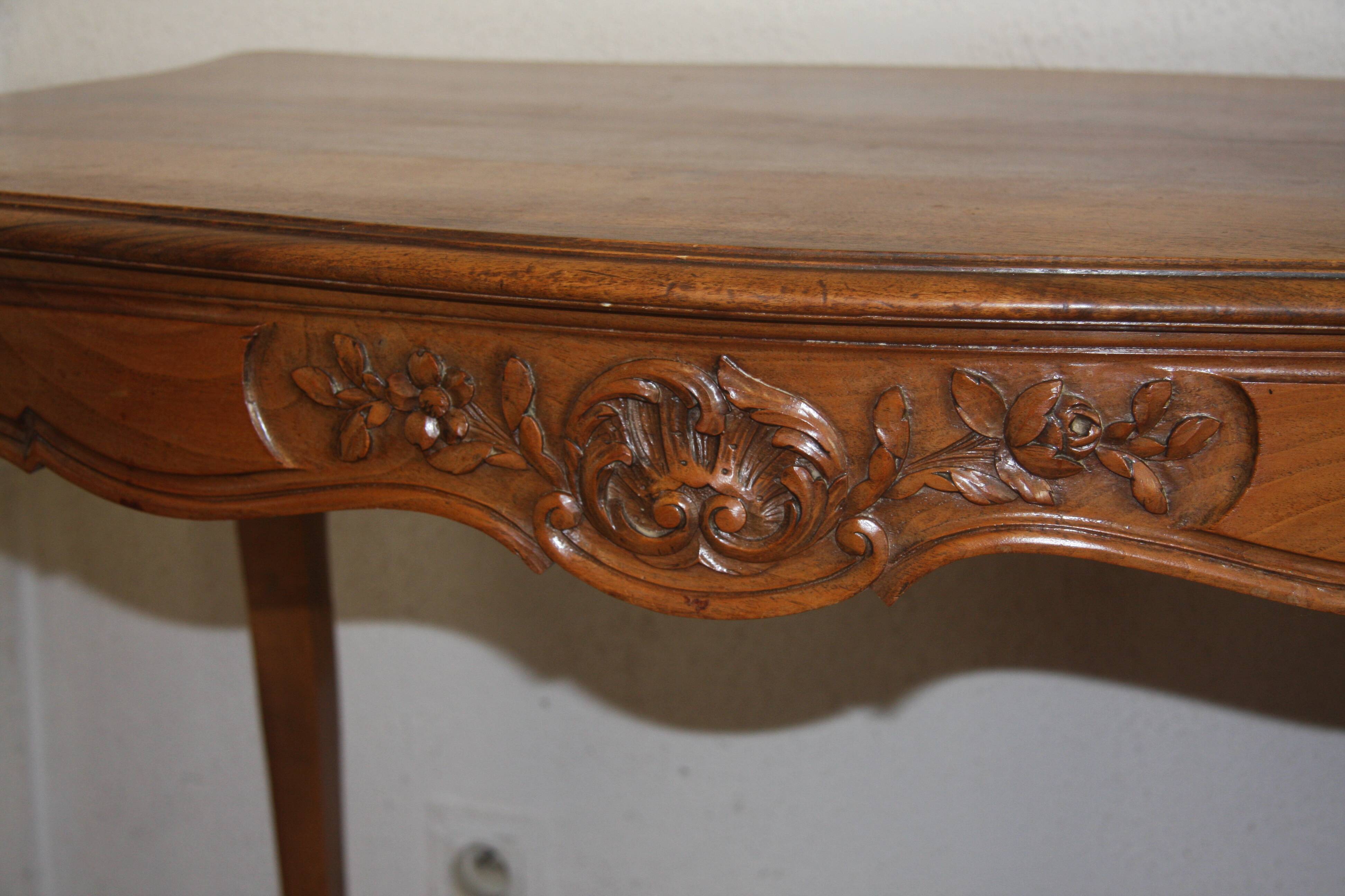 Table bureau et sa chaise de style Louis X.V. en noyer