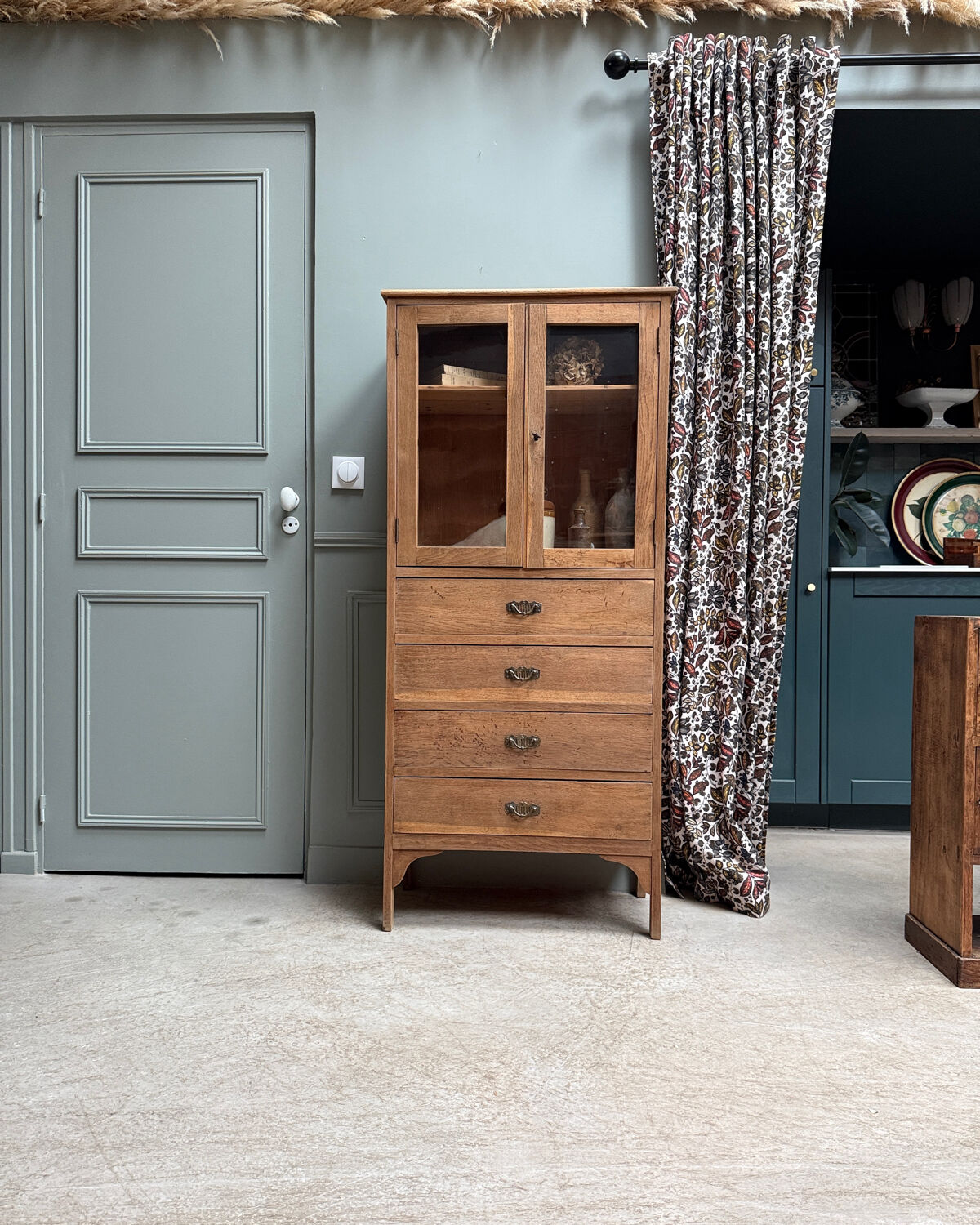Parisian display cabinet in oak (renovated)