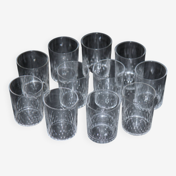 11 verres ou verrines Baccarat en cristal taillé.