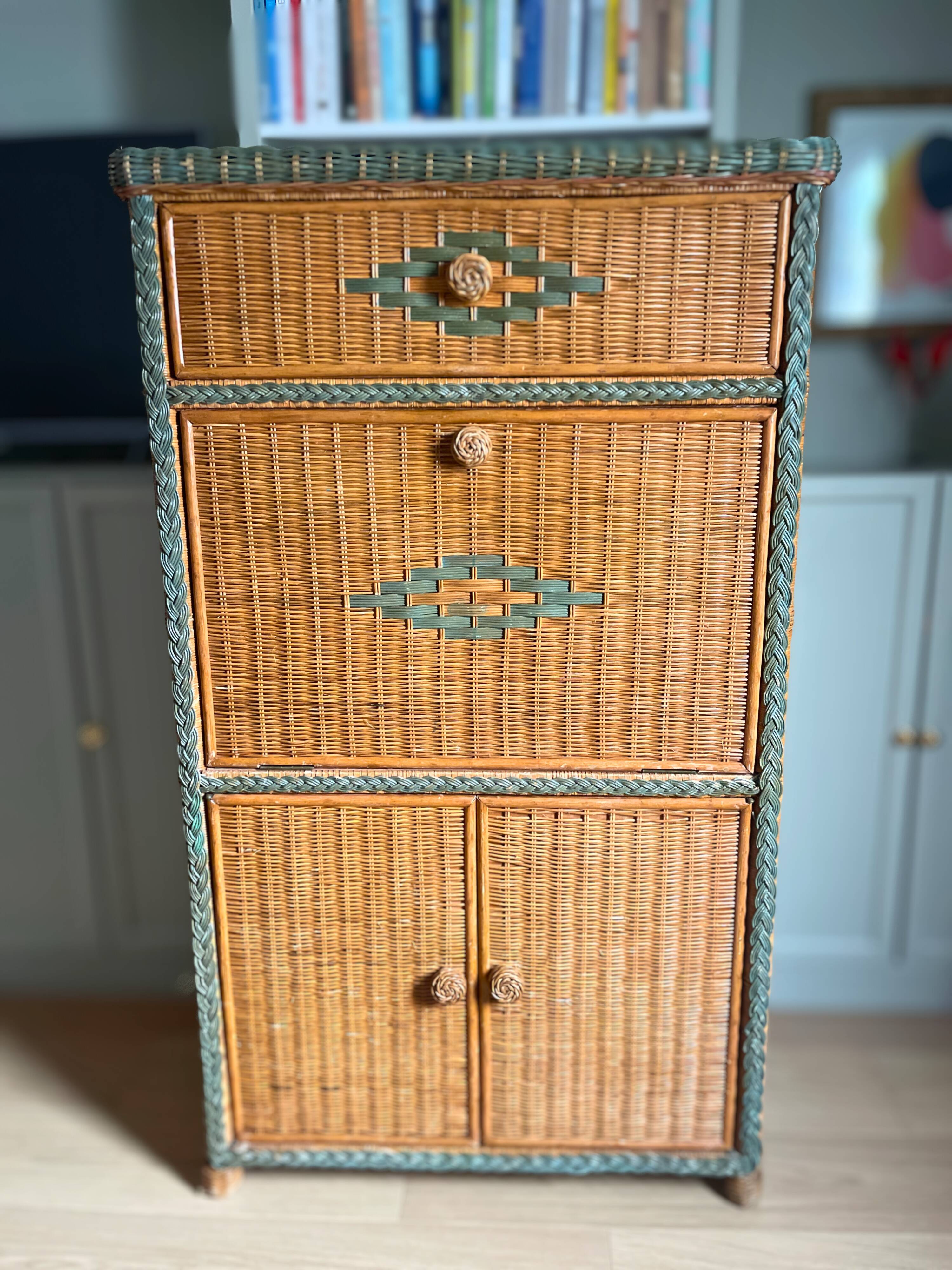 Wicker secretary cabinet