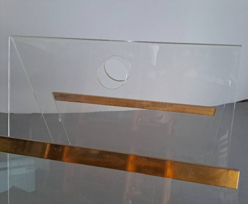 Porte-revues en plexiglas