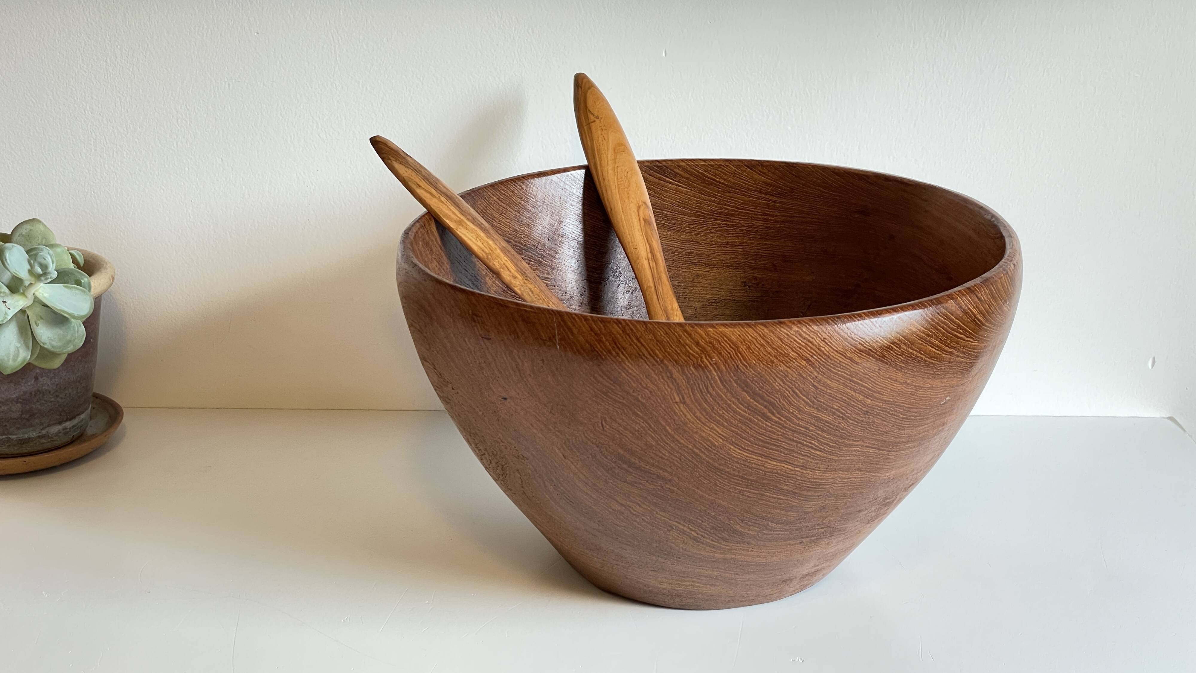 Scandinavian salad bowl in solid teak and cutlery