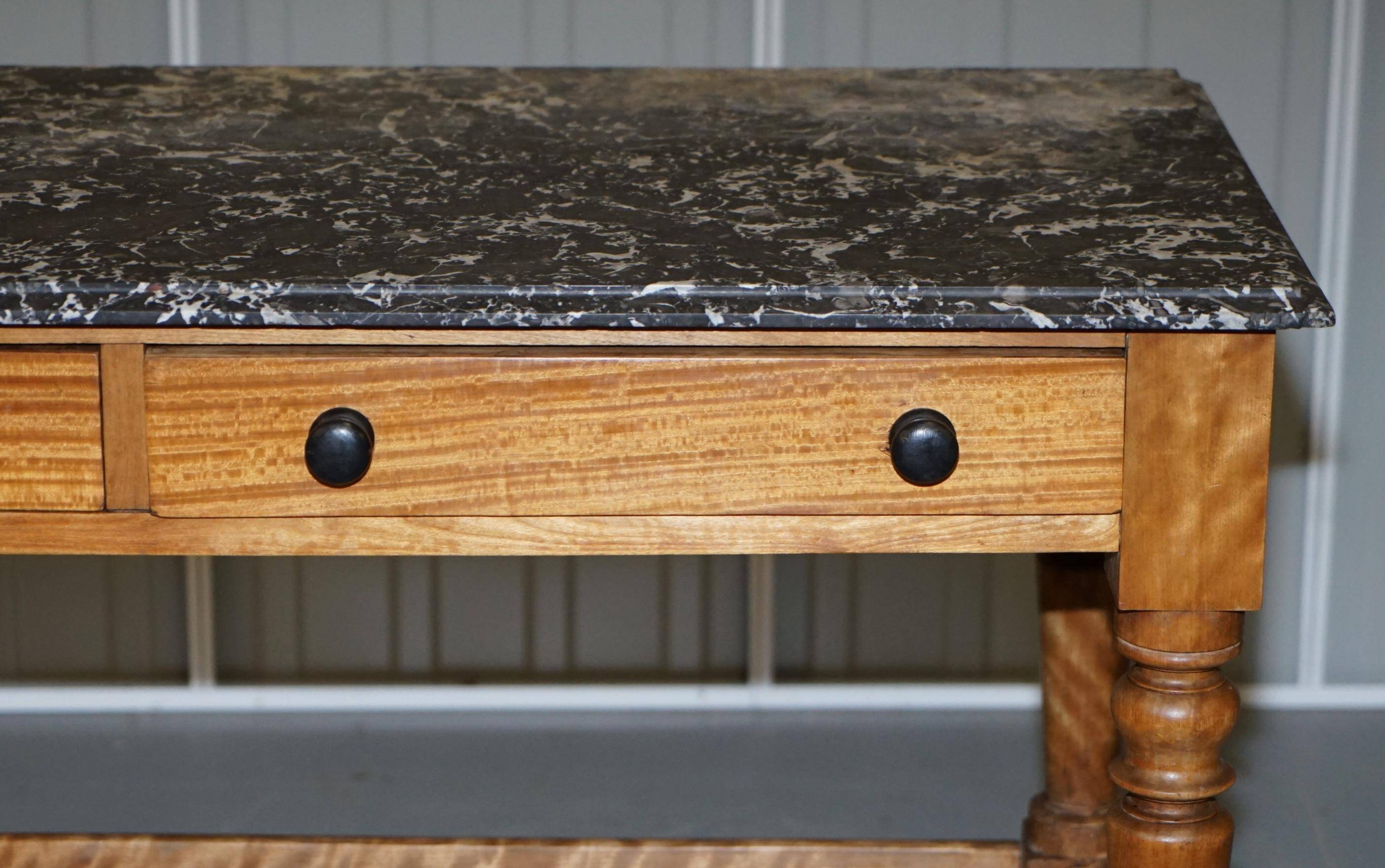Victorian writing desk or console from 1880 in satin wood and marble.
