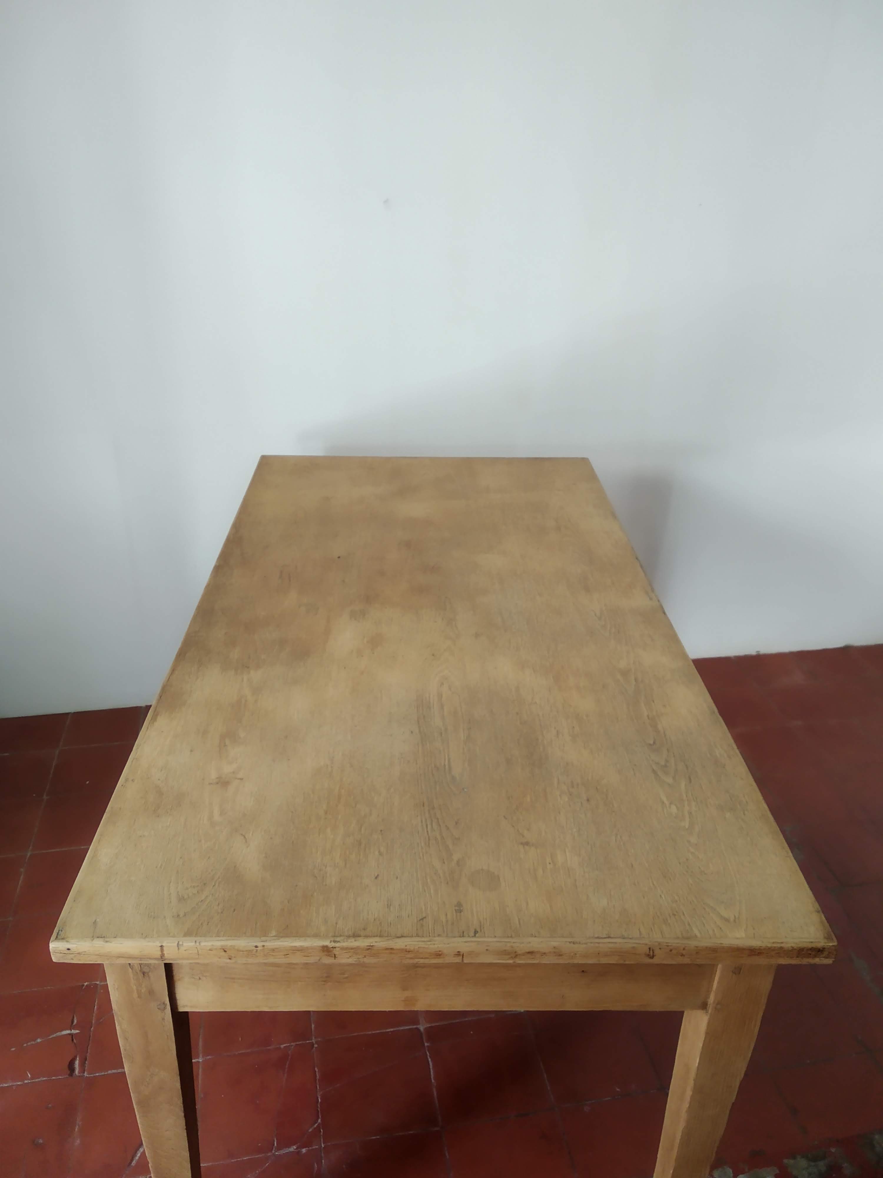 Antique oak table with 2 drawers