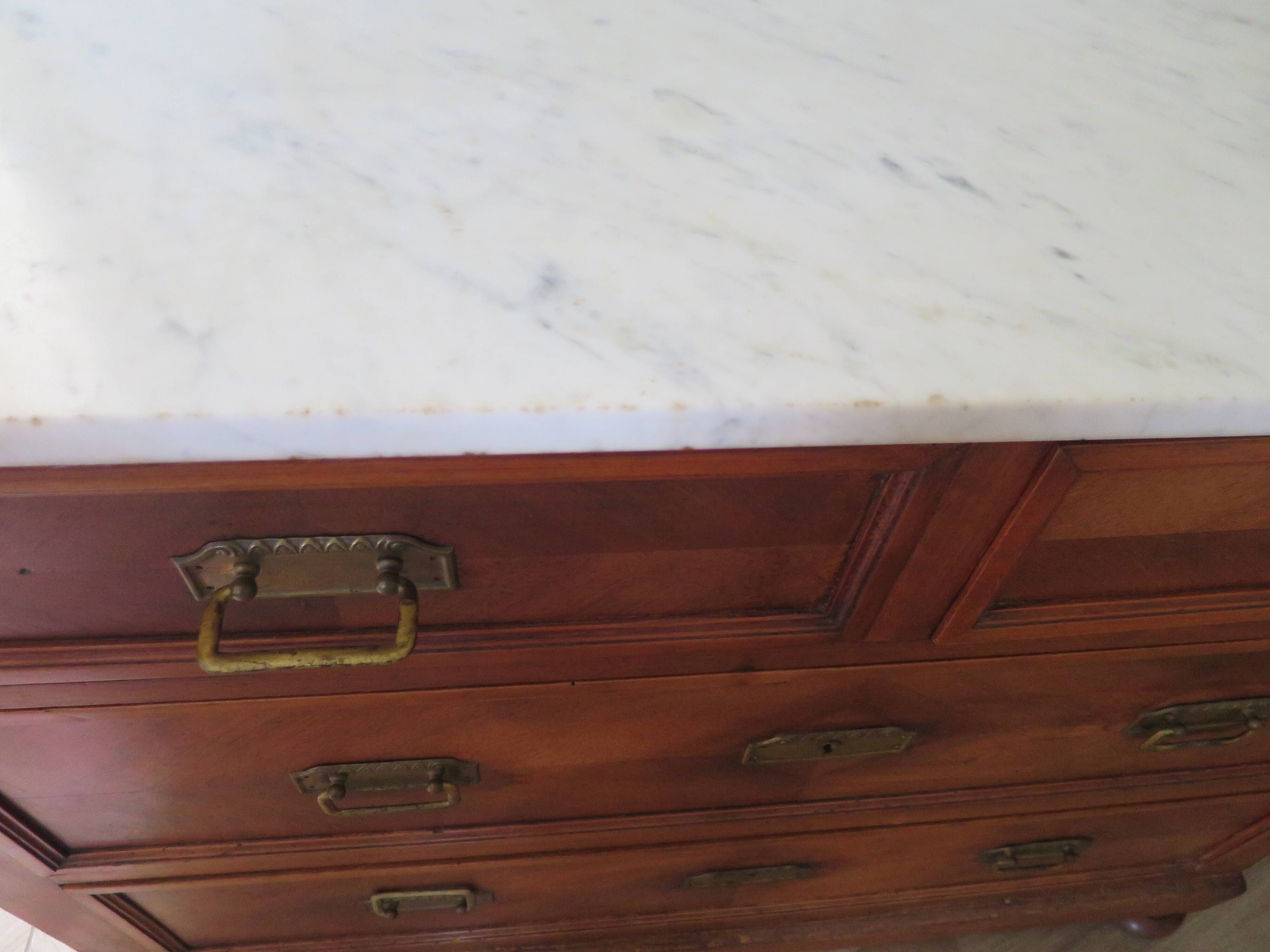 Louis Philippe style chest of drawers with 4 drawers in solid walnut and marble, 1900-1950.