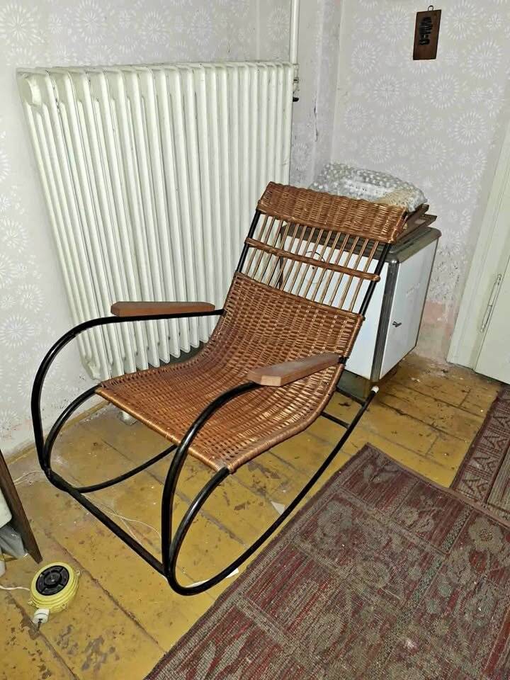 Fauteuil à bascule moderne en osier et acier, années 1960
