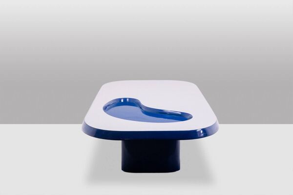 Table basse de forme organique en aluminium et laque. Contemporain.