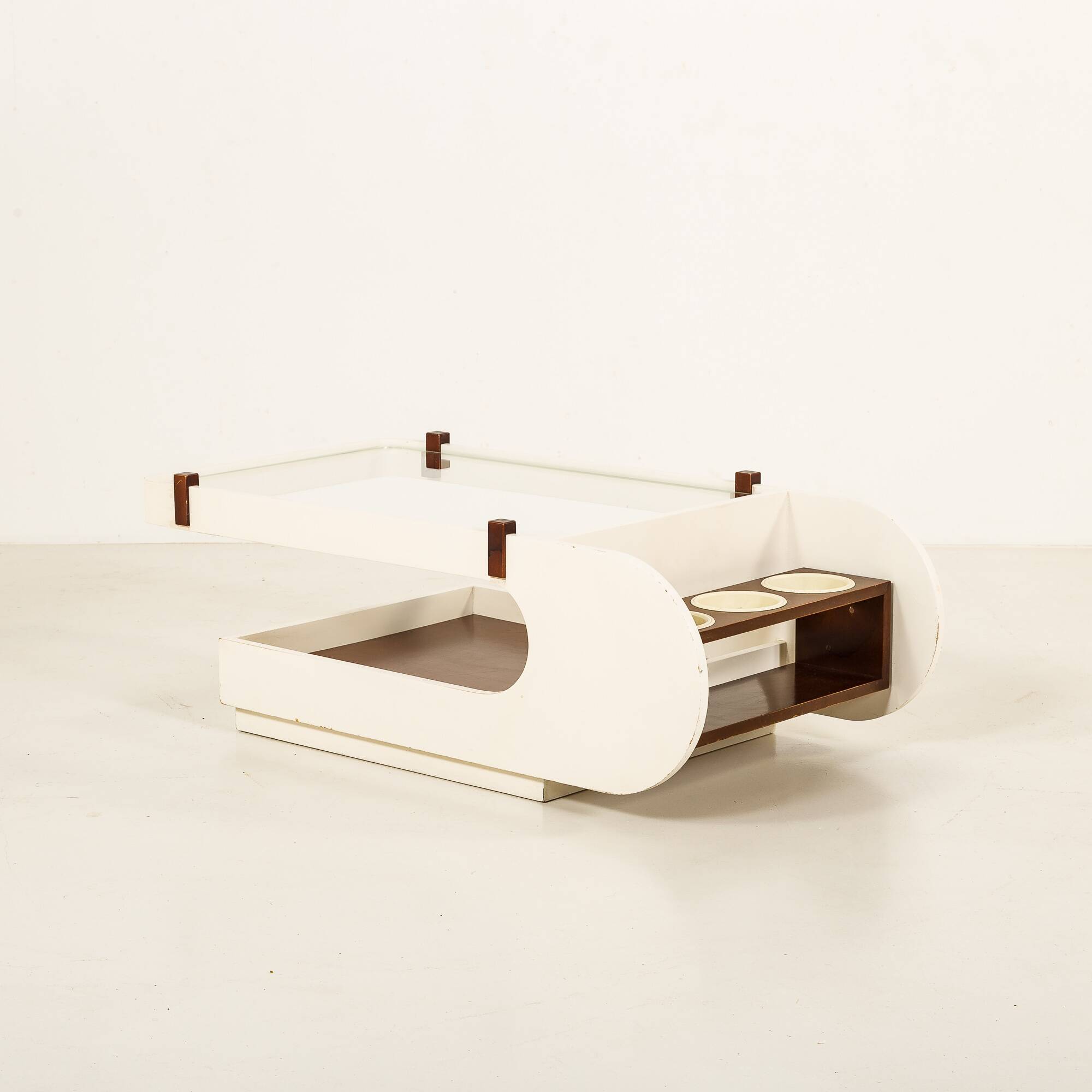 Table basse italienne avec un compartiment bar, années 1970.
