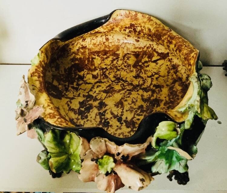 Cache pot, Napoleon III jardinière from the 19th century in barbotine and bronze.