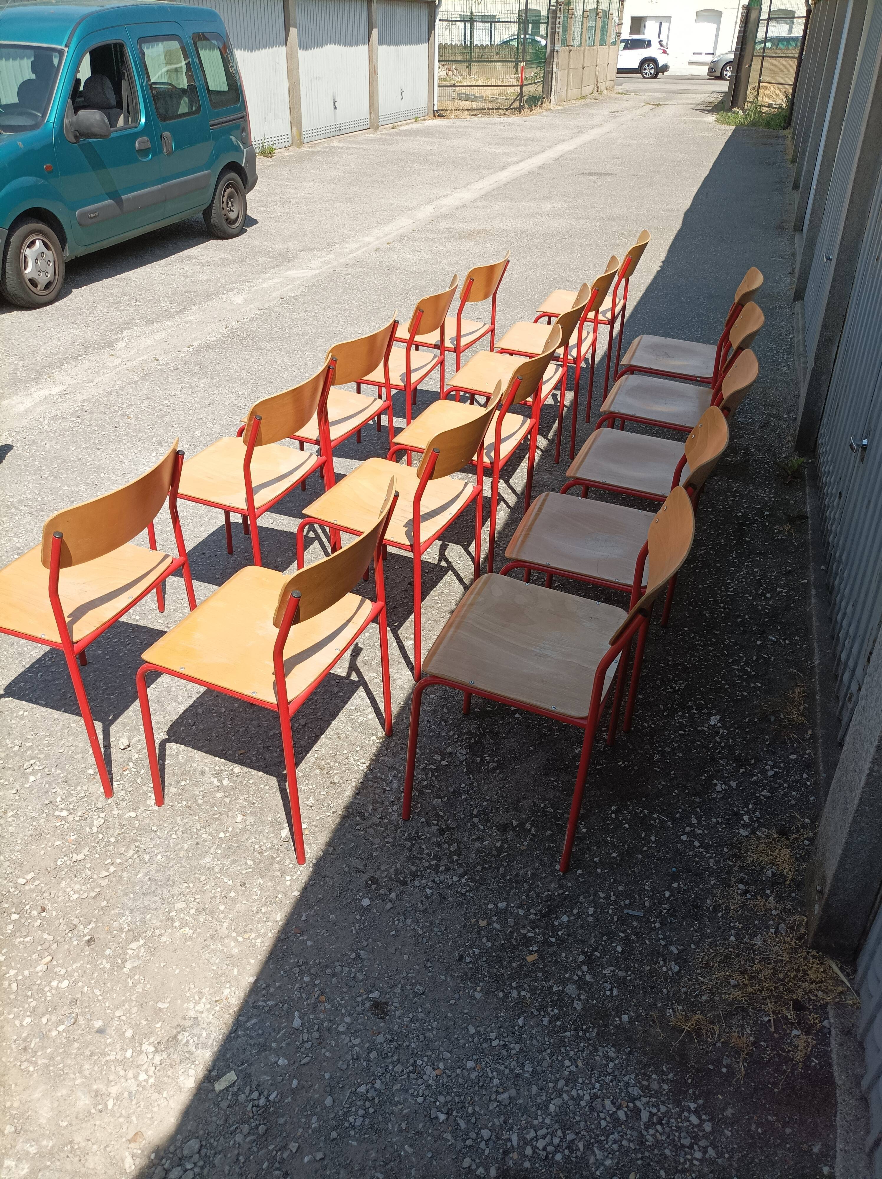 Lot 16 chaises écolier bois métal rouge