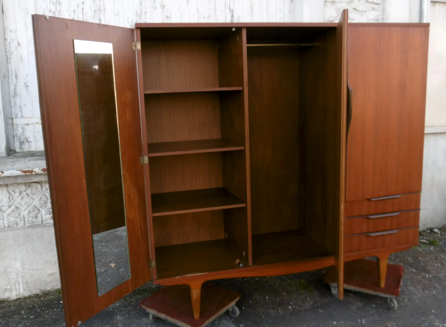 Scandinavian wardrobe 70