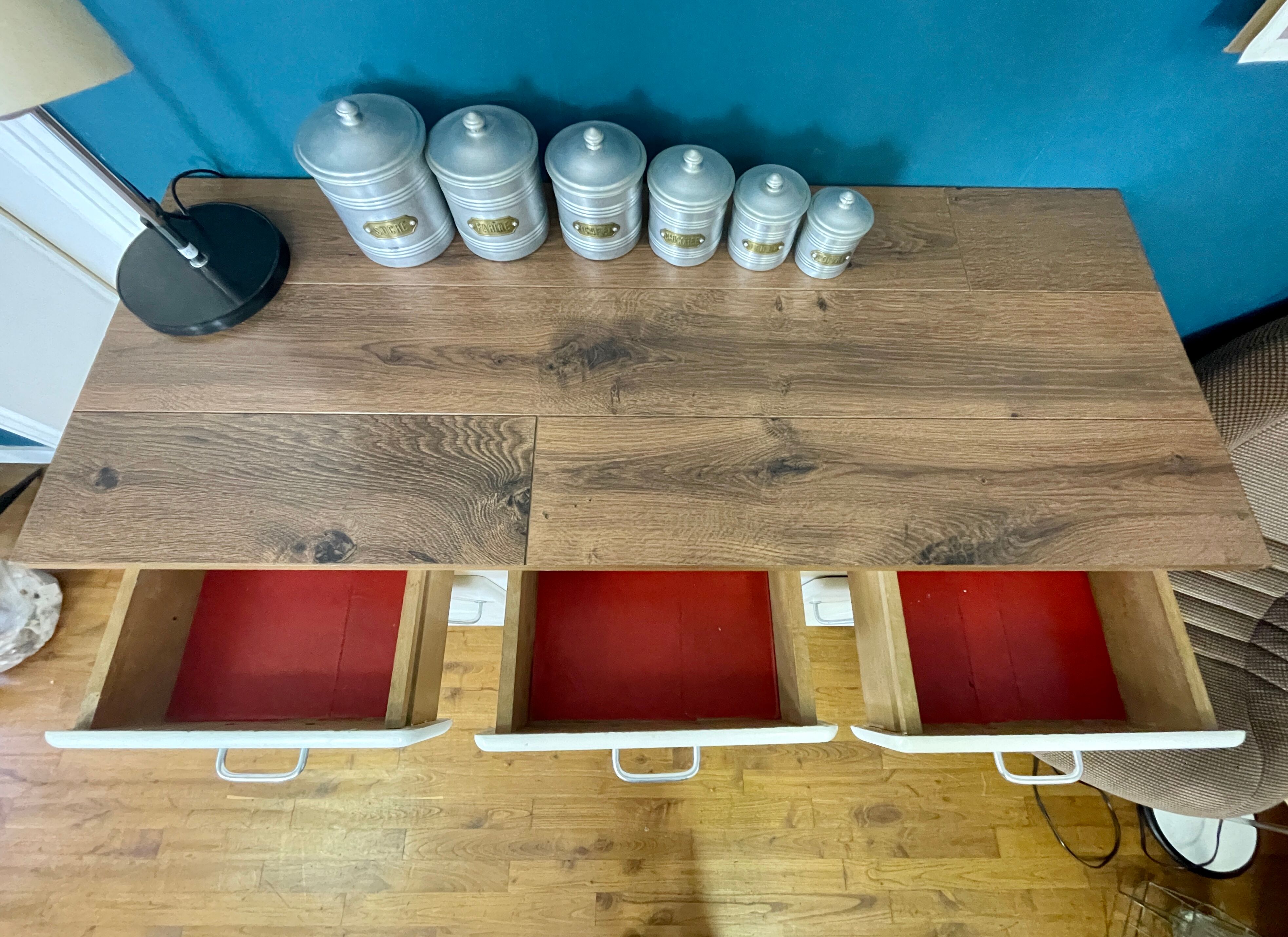 Buffet Mado low on feet compass