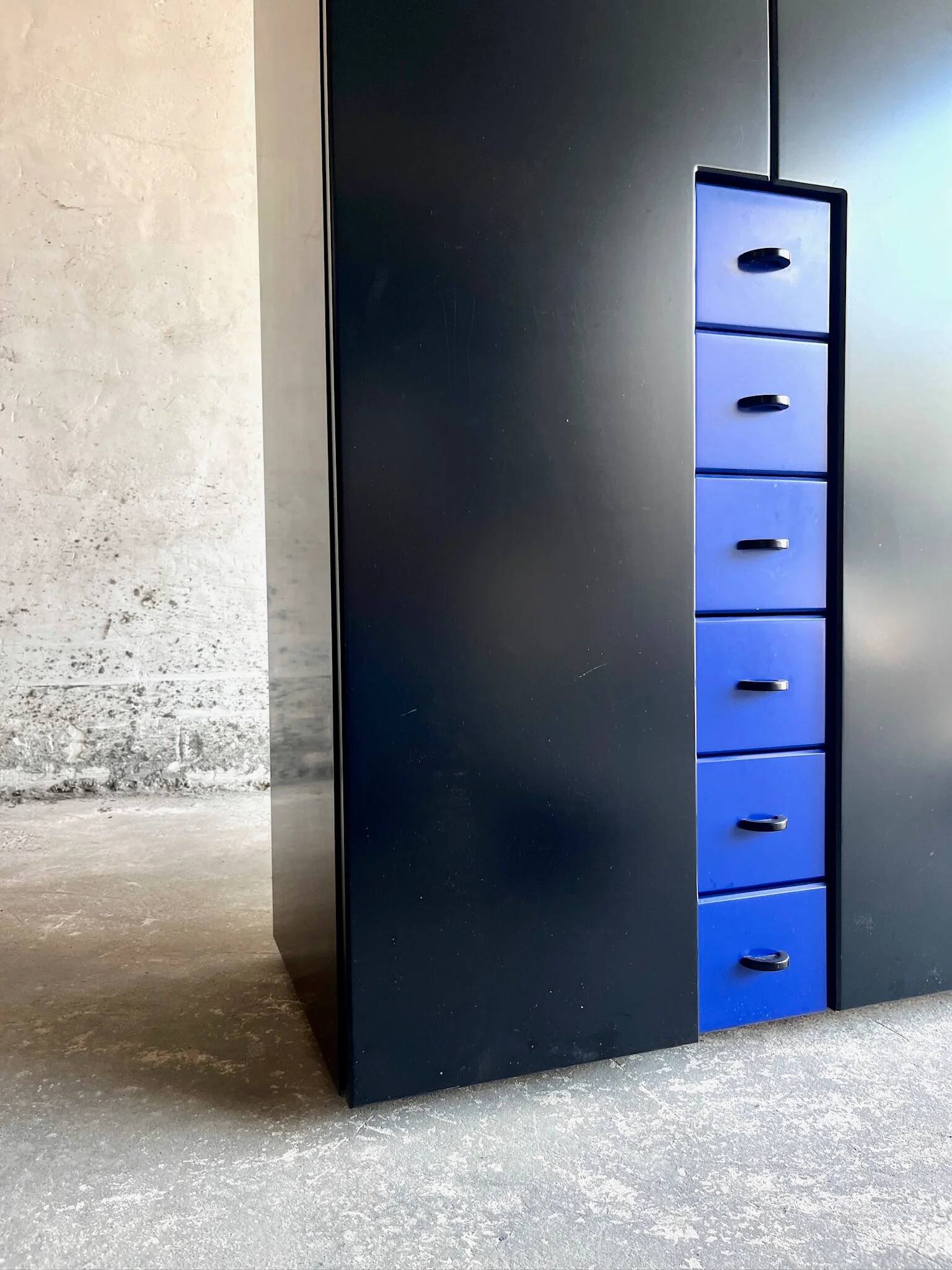 Meuble Interlübke en MDF noir avec tiroirs bleus, design allemand des années 1980