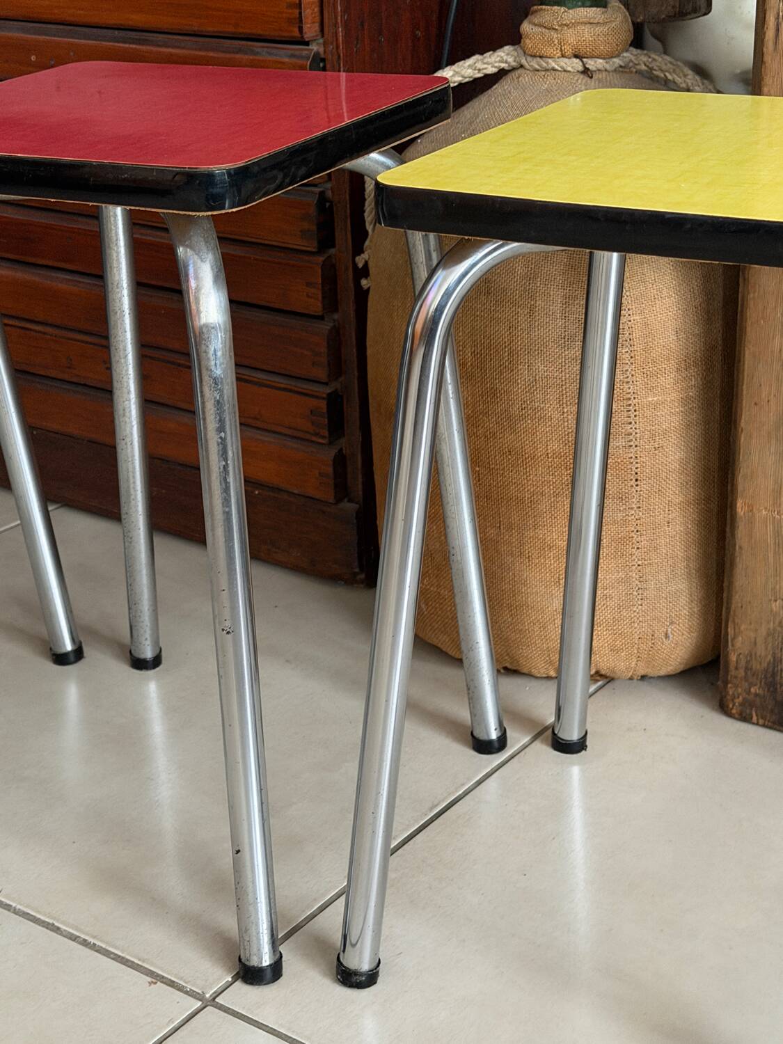 Lot de 2 tabourets Formica vintage