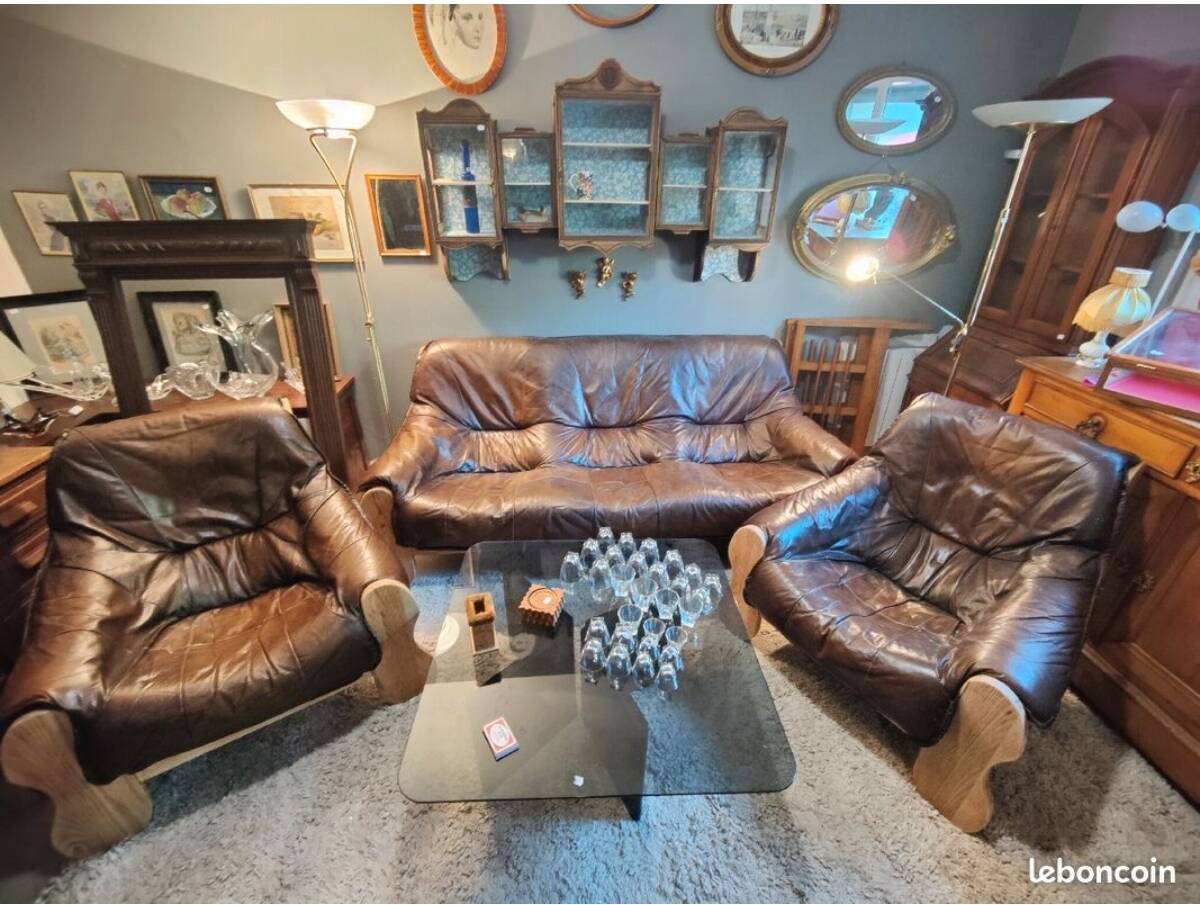 Living room set with 1 sofa and 2 armchairs.