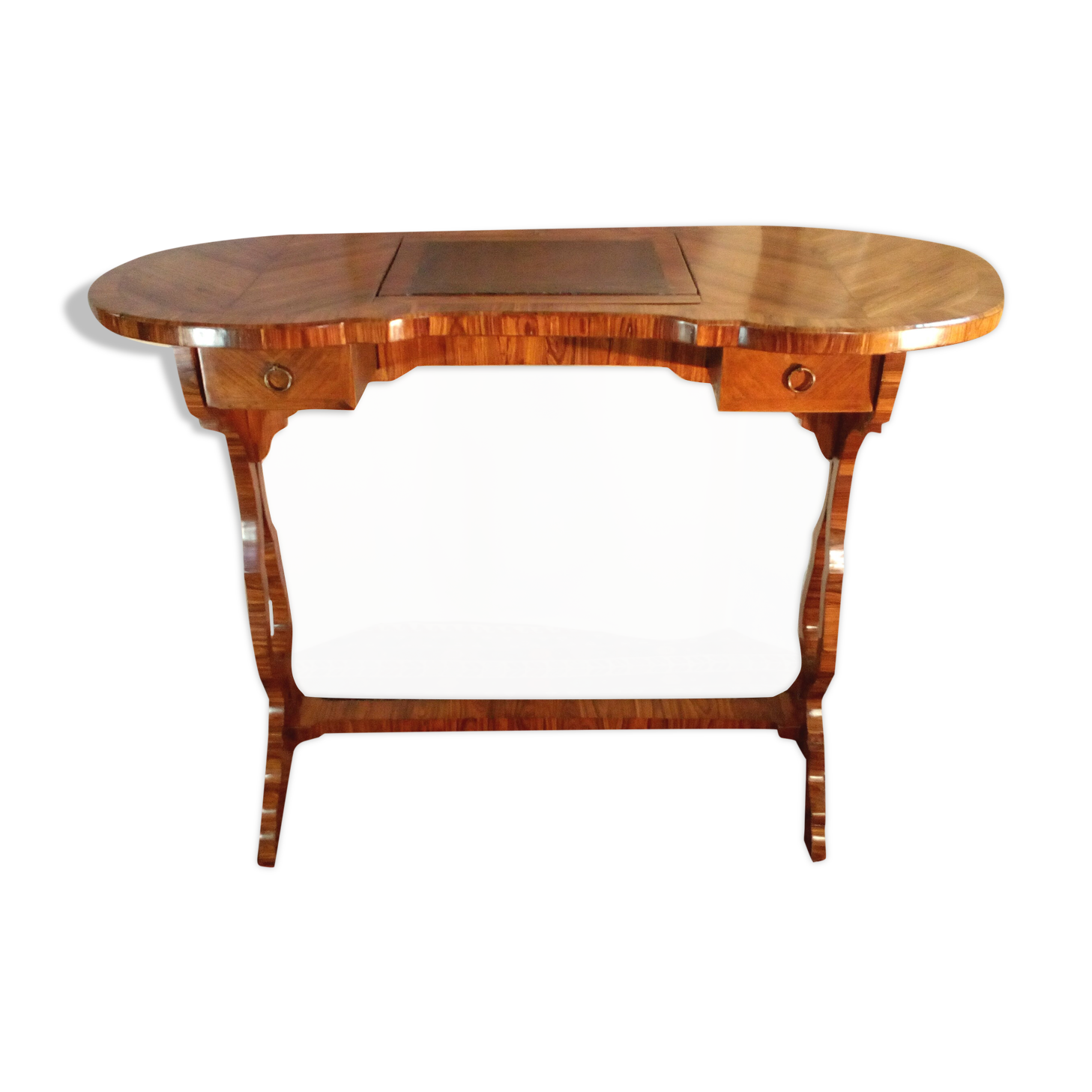 Kidney-shaped reading table