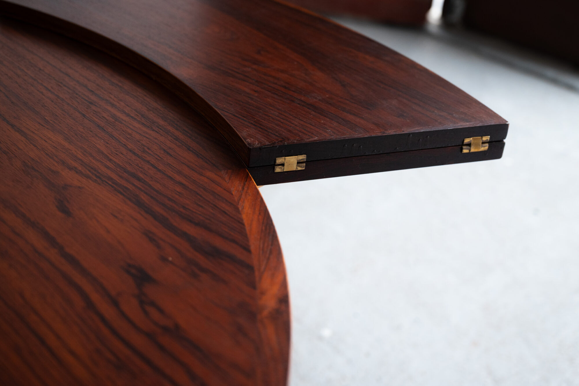 Dining table 'Lotus' by Dyrlund