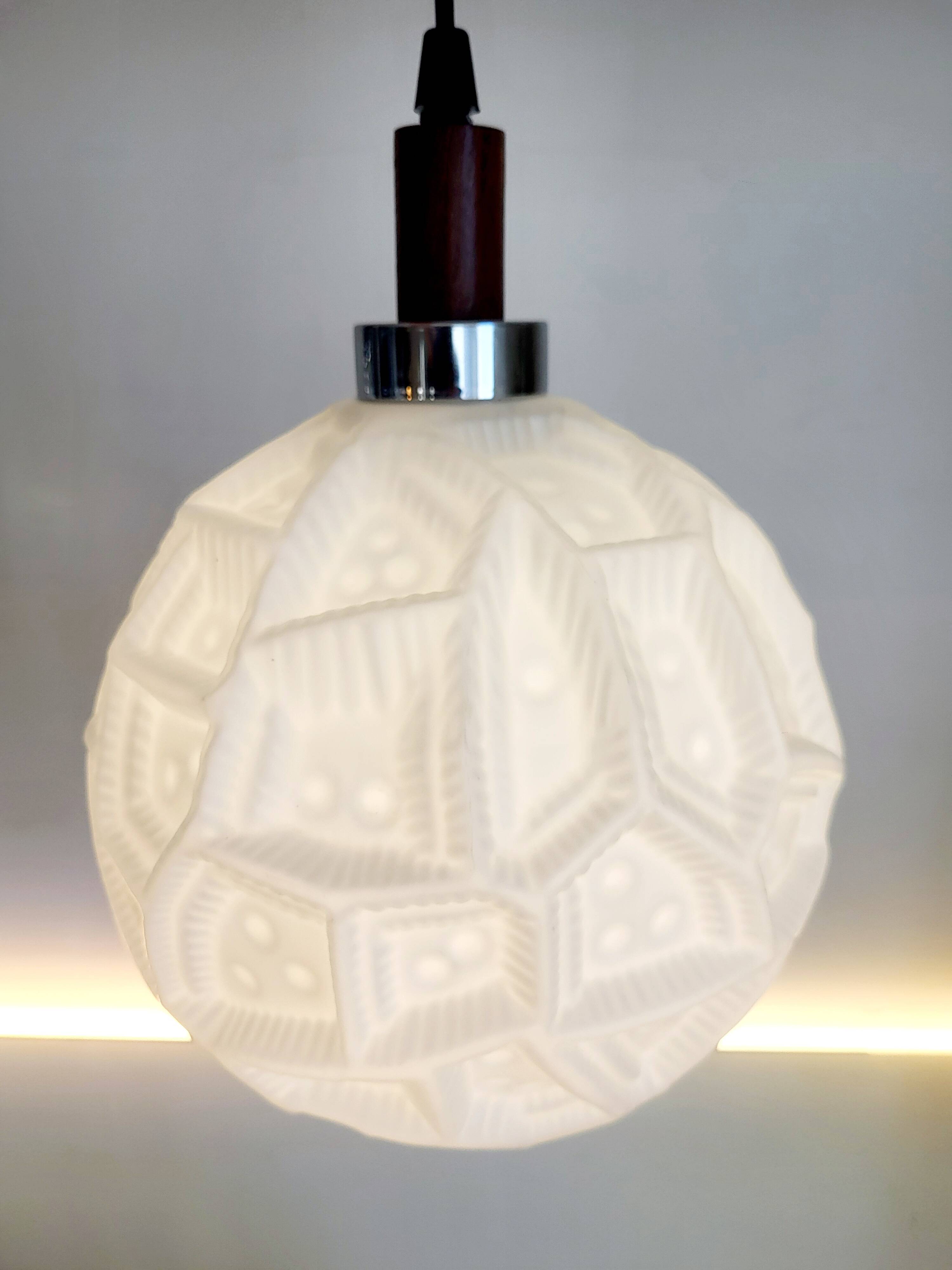 Lampe à suspension vintage, vermoedelijk Peill & Putzler, verre opalin avec relief