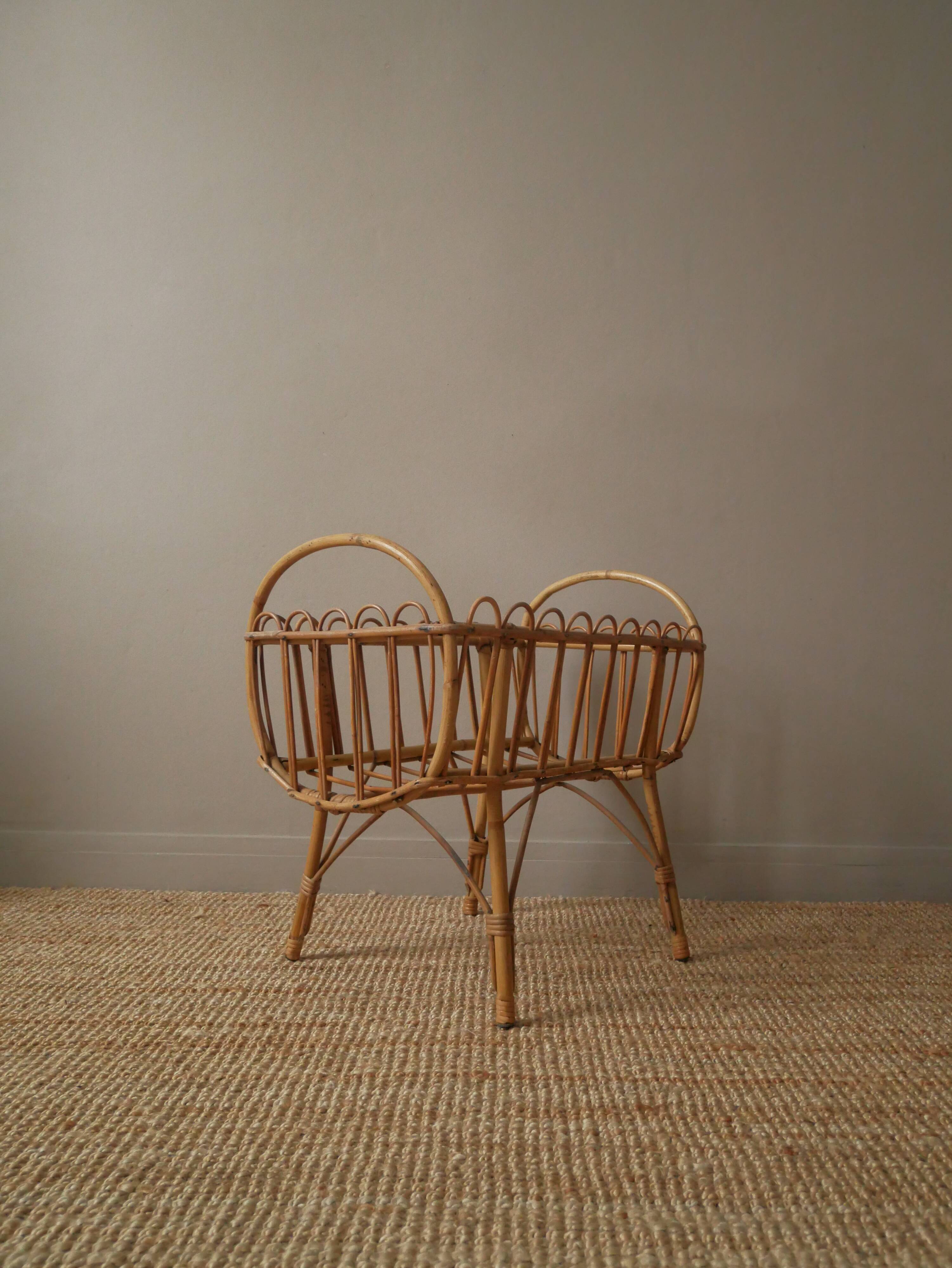 Berceau en rotin osier vintage design scandinave rétro lit de poupée jouet ancien