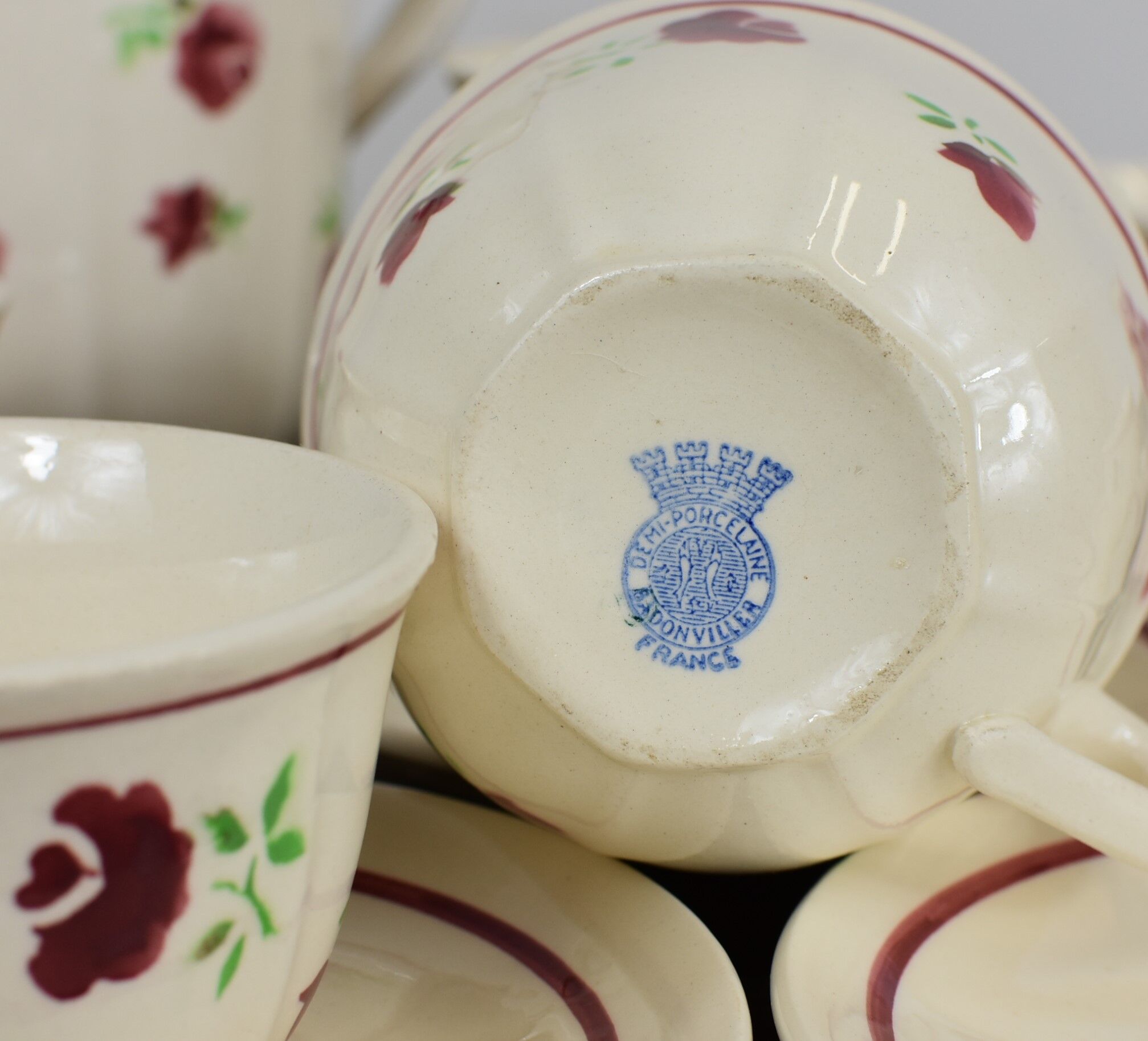 Set of 6 coffee cups his coffee teapot and milk teapot.