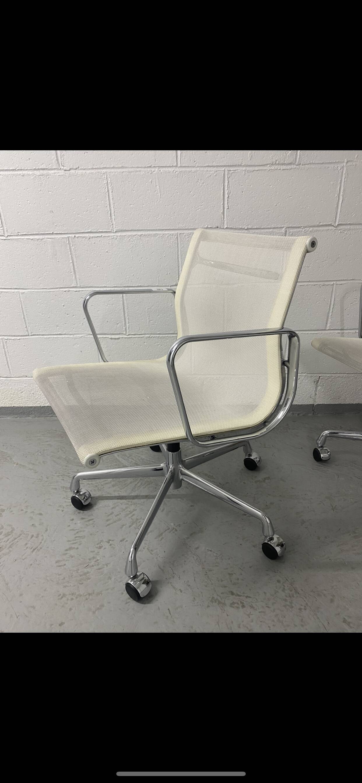 Eames EA armchair on base 5 branches and castors editions Vitra