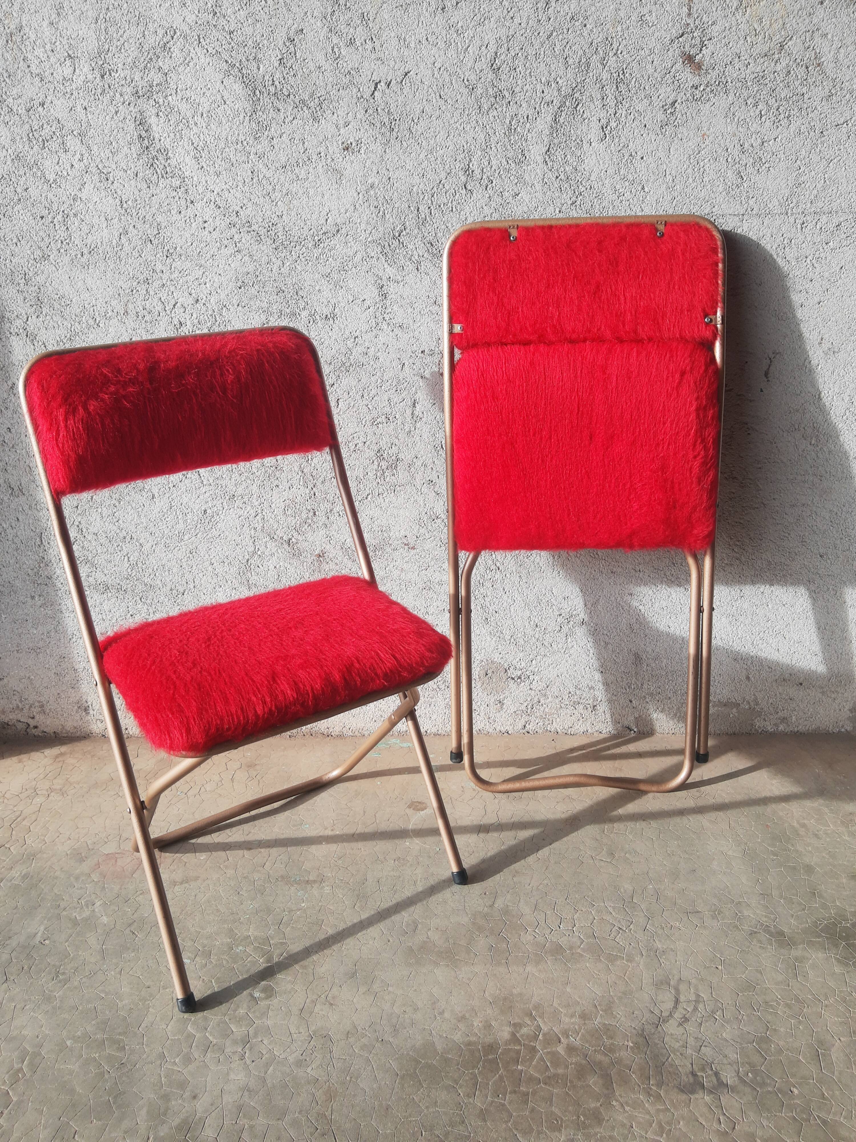 Pair of folding chairs in vintage red moumoute
