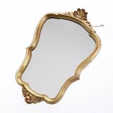Miroir en bois doré style baroque.