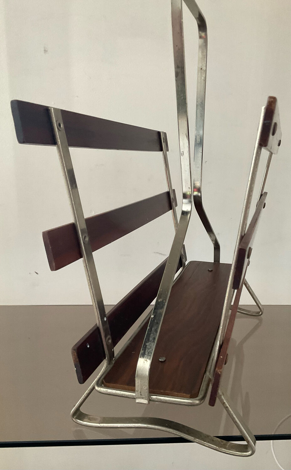 Vintage magazine rack in wood and aluminum
