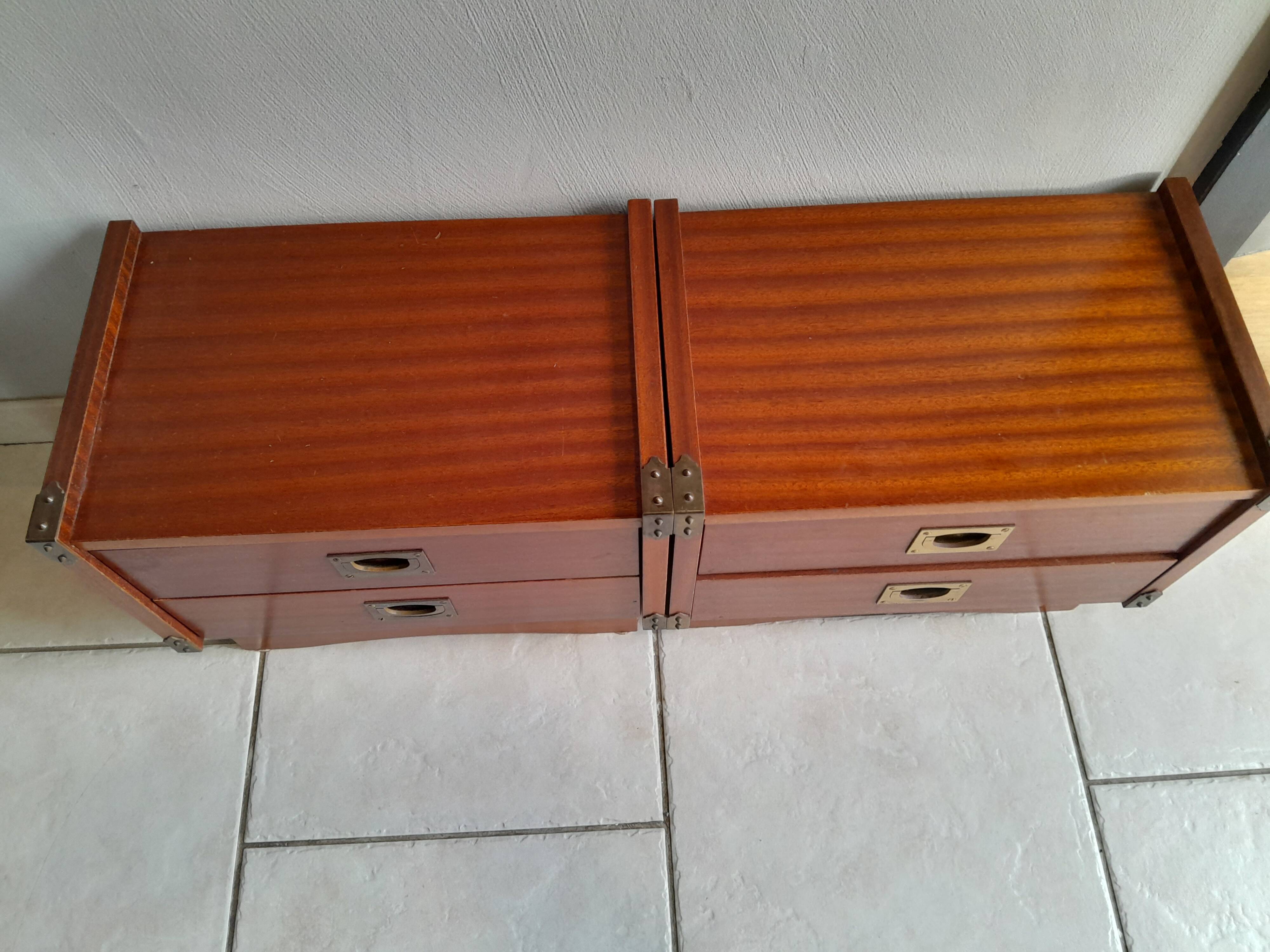 Paire de chevets années 70, modèle bateau