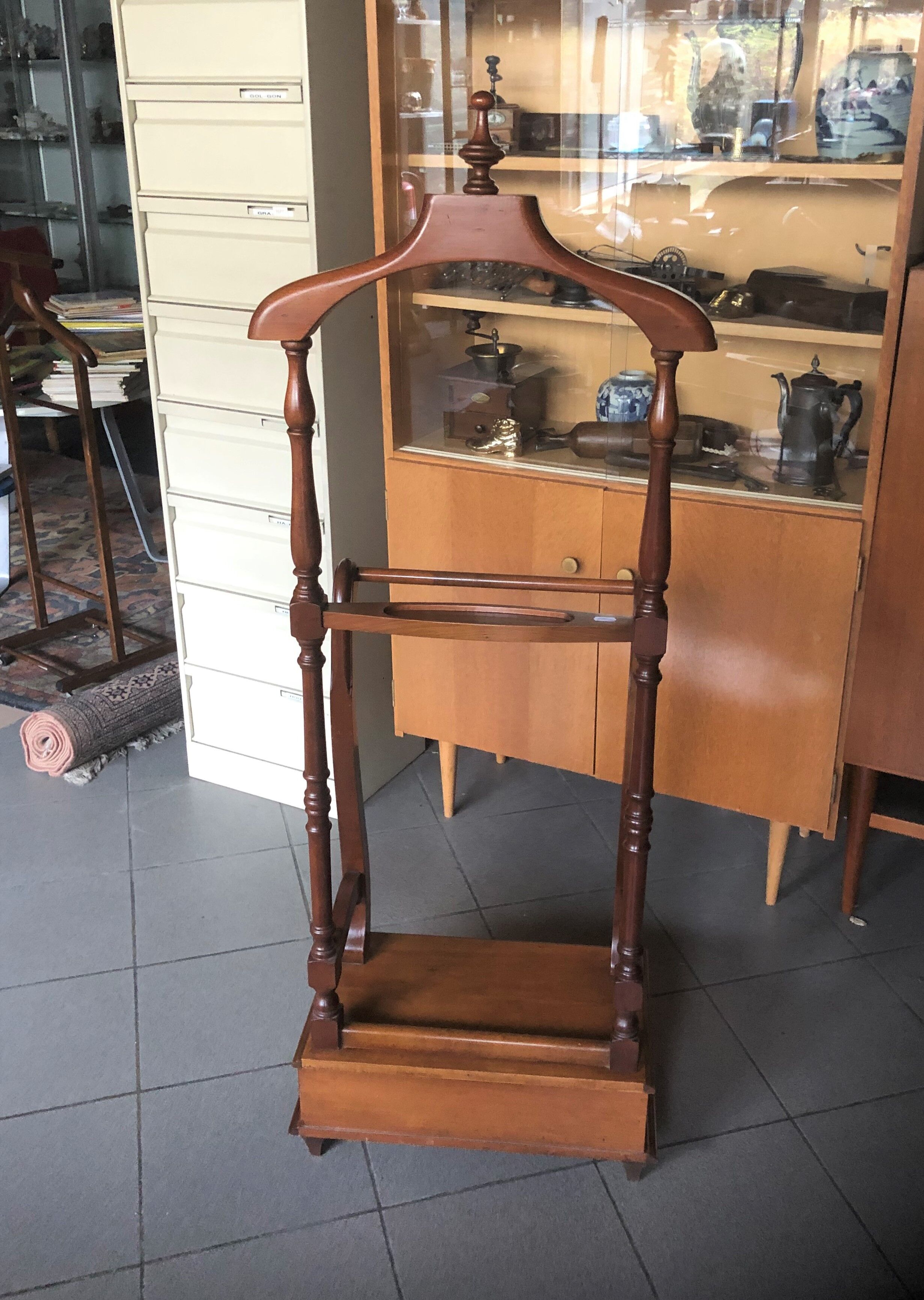 Servant Oak Room Valet