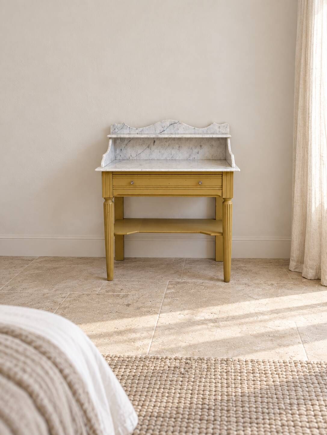 Coiffeuse ancienne en bois peint et marbre blanc – Farrow & Ball n°66