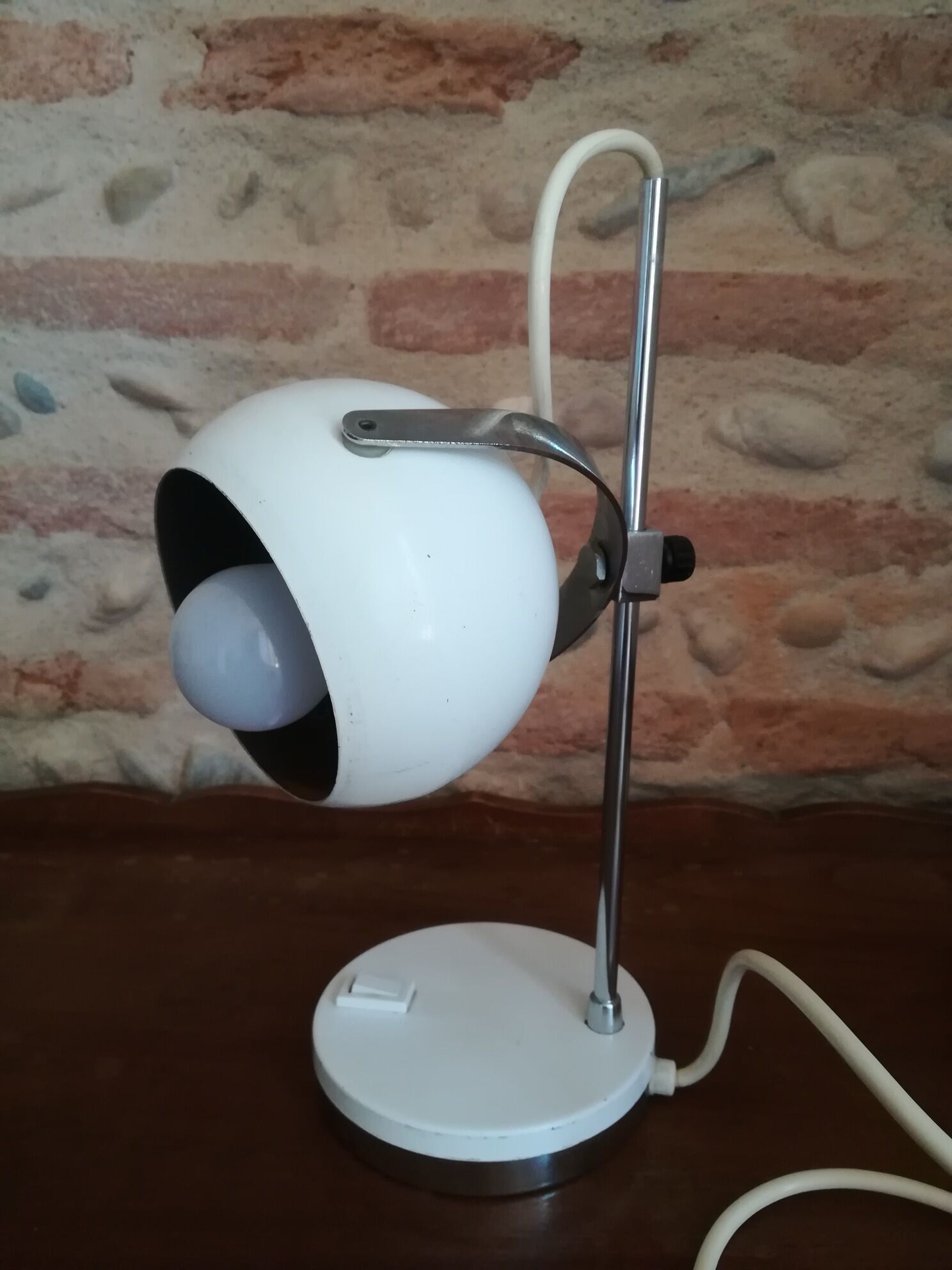 Lamp on foot eyeball