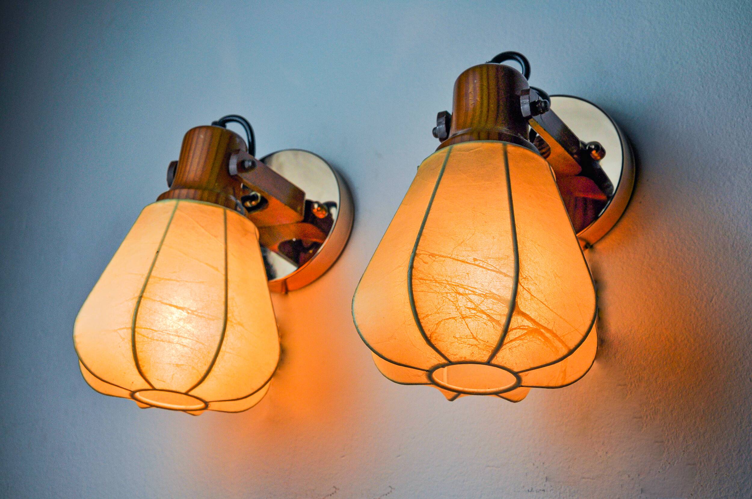Pair of articulated "Cocoon" wall lights, resin and pine, Italy, 1970